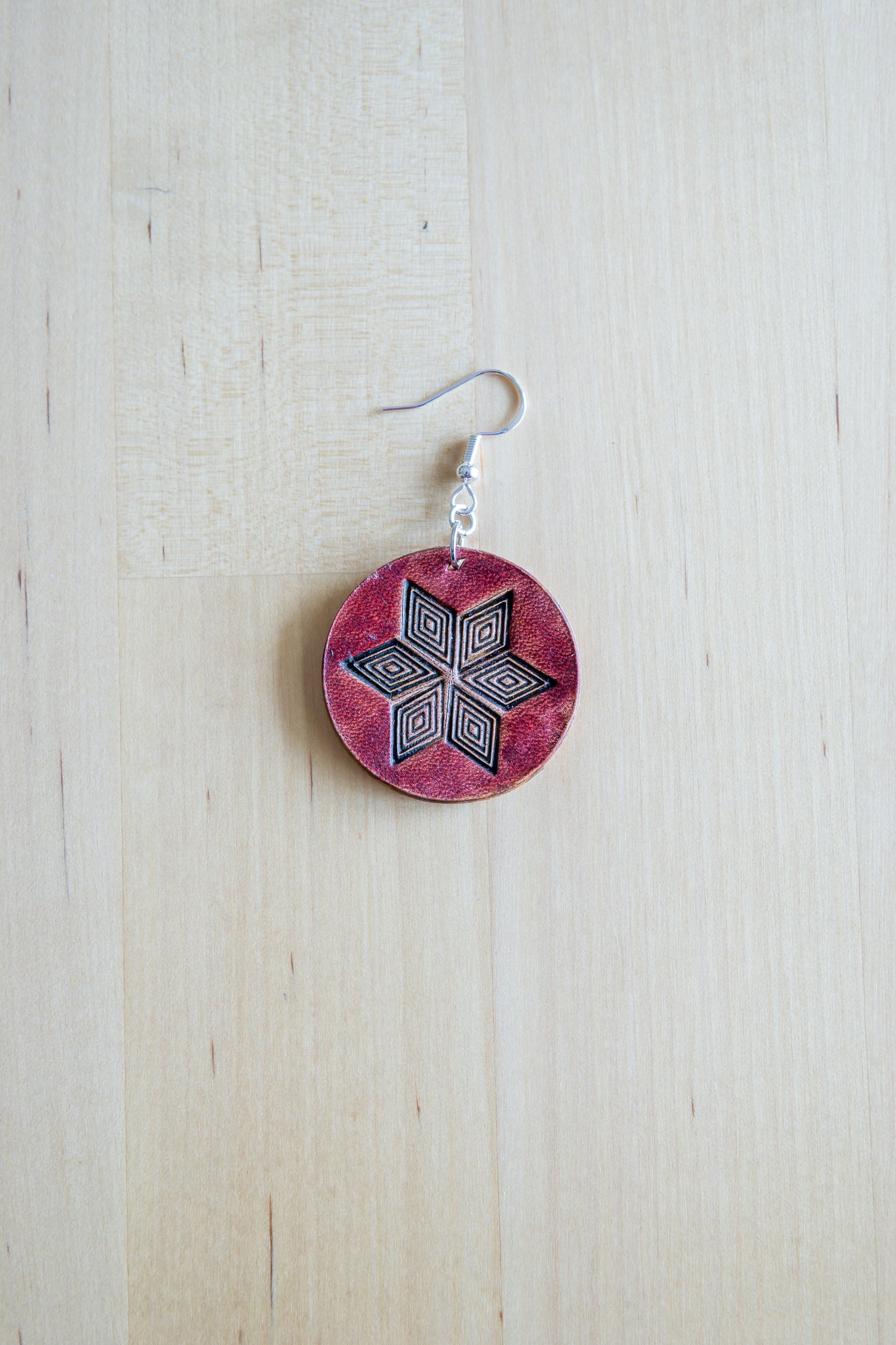Brincos Artesanais Redondos em Couro Vermelho com Estrela Geométrica Gravada