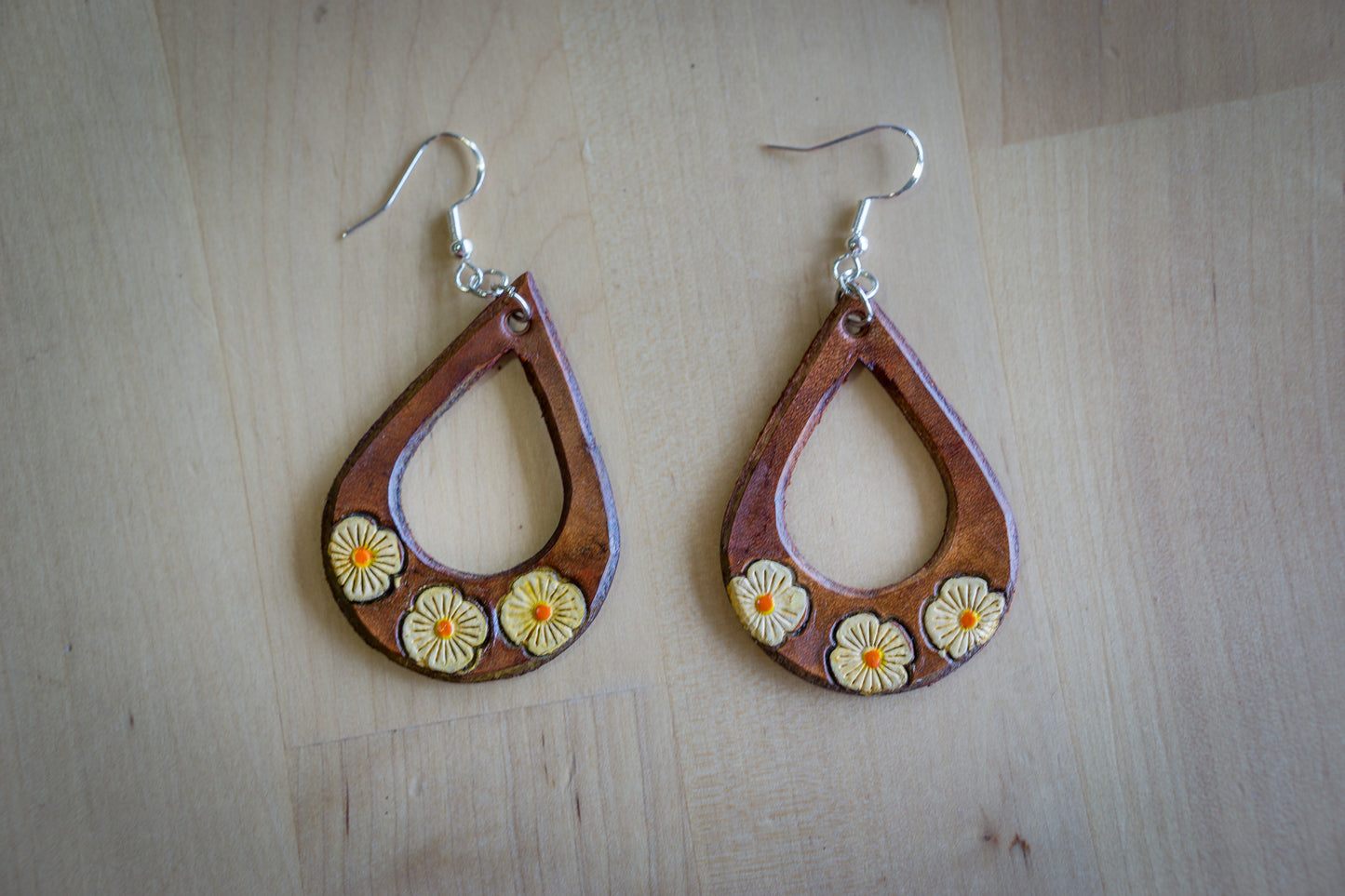 Brincos de Couro em Forma de Gota com Flores Pintadas à Mão laranja