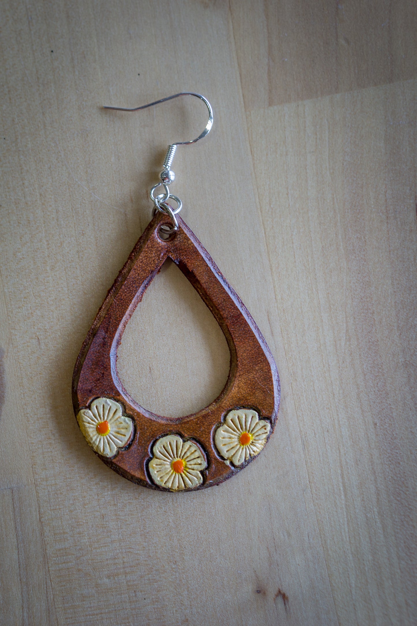Brincos de Couro em Forma de Gota com Flores Pintadas à Mão laranja
