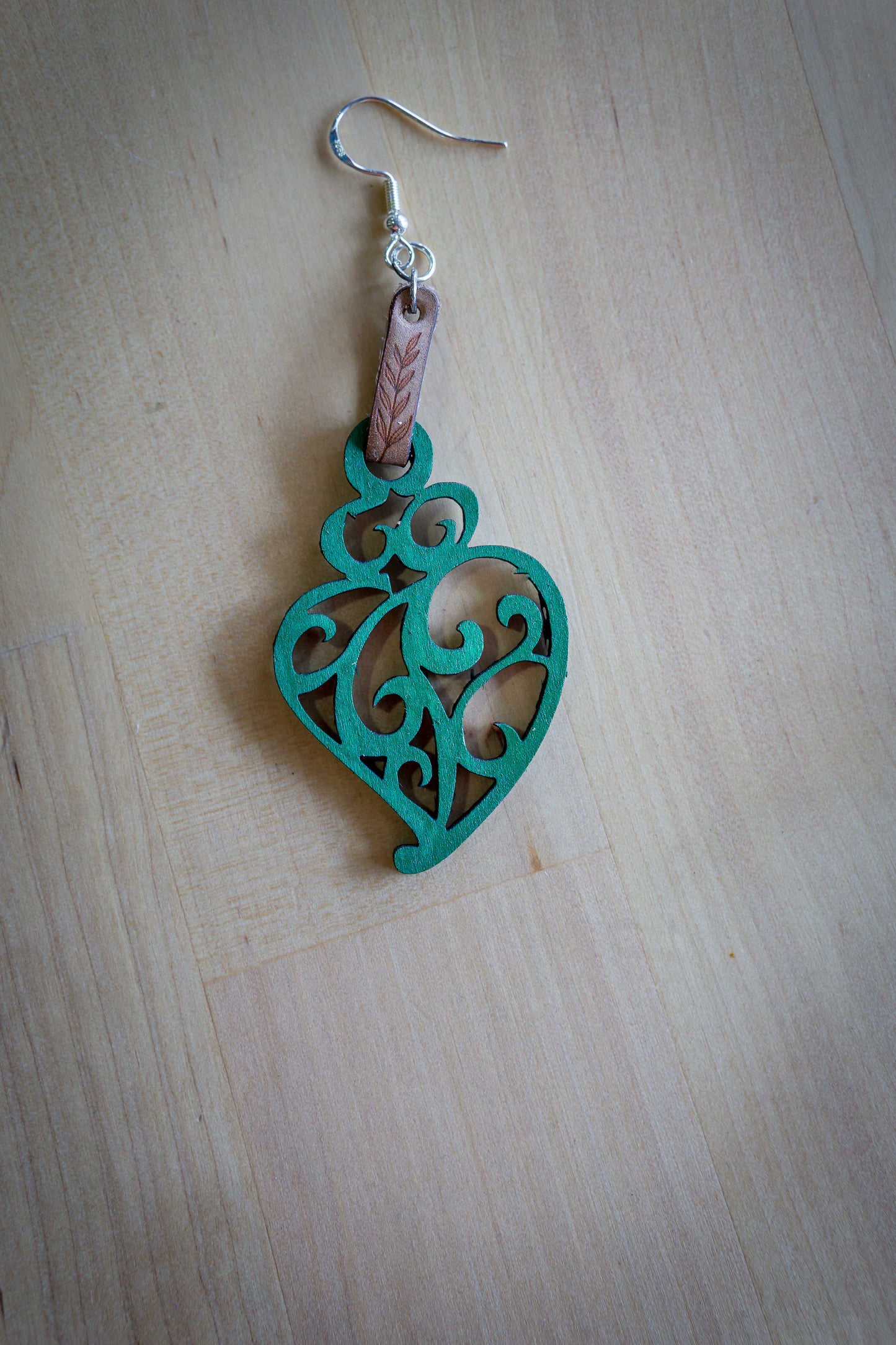 Brincos de Madeira com Coração de Viana, Detalhes em Couro e Realce verde