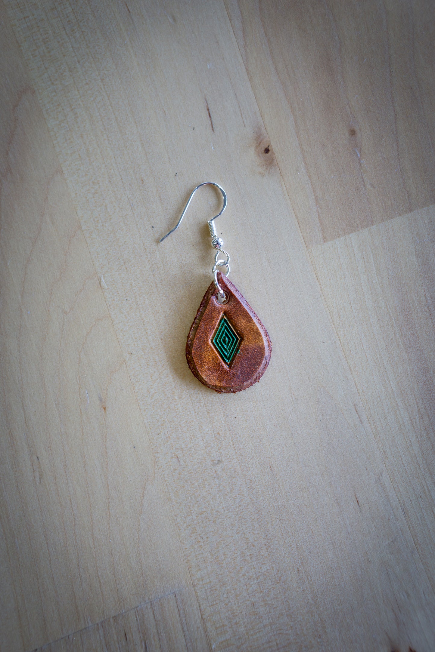 Brincos de Couro em Forma de Gota com Losango Verde