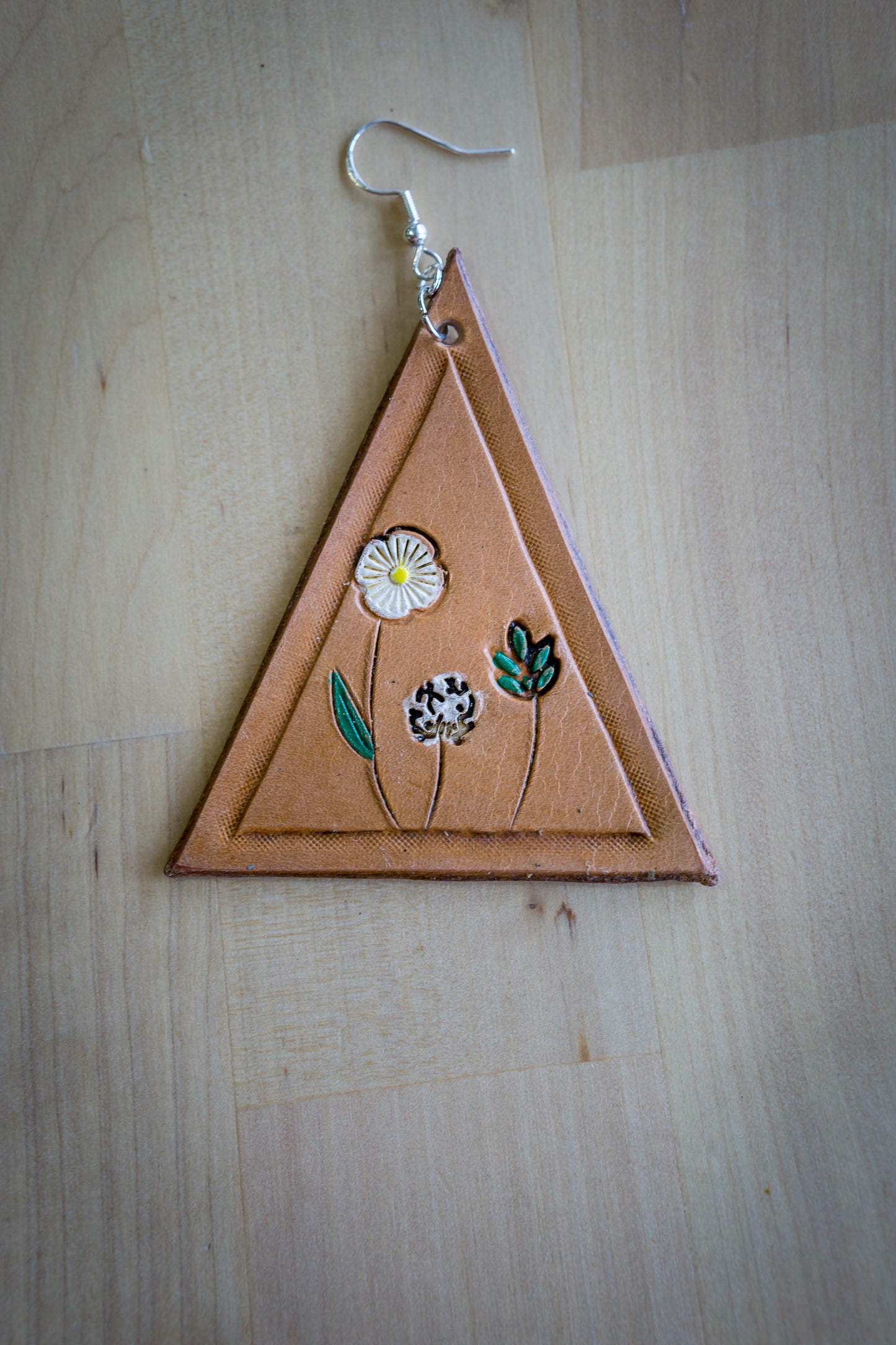 Brincos Triangulares de Couro com Flores Pintadas à Mão