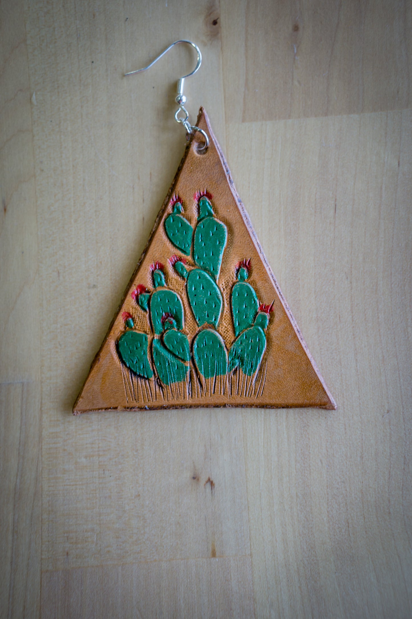 Brincos Triangulares de Couro com Design de Cactos Artesanais