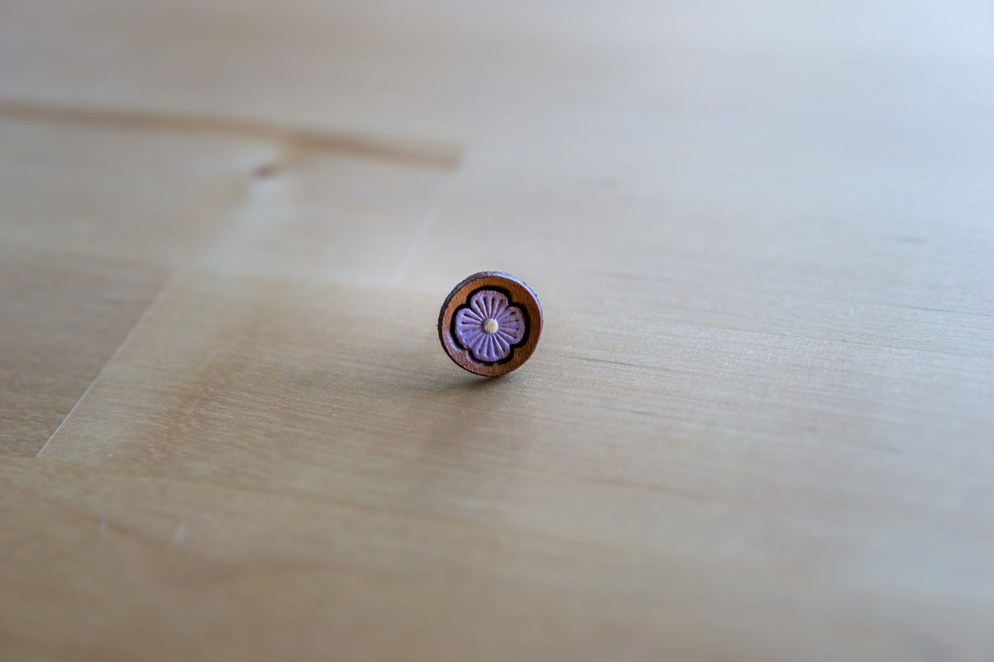 Brincos de Couro com Flor Lilás Pintada à Mão