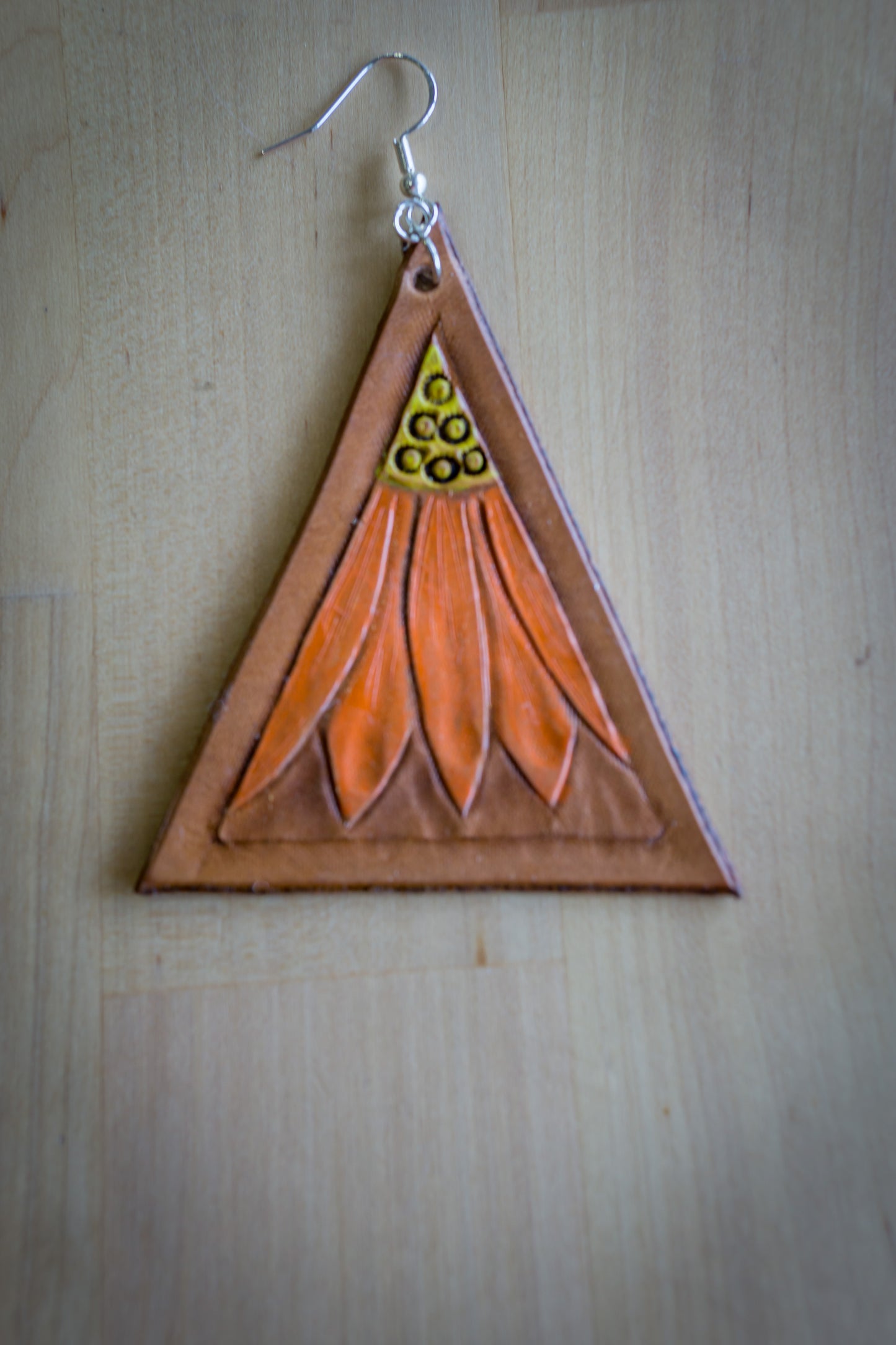 Brincos Triangulares de Couro Artesanal Pintados à Mão - Design Exclusivo