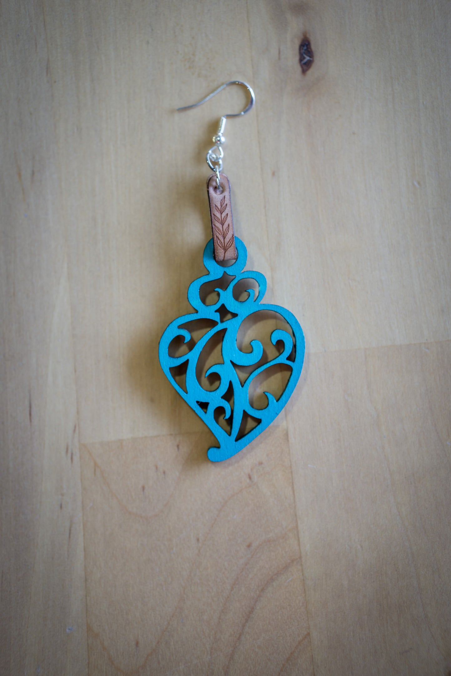 Brincos de Madeira com Coração de Viana, Detalhes em Couro e Realce azul turquesa