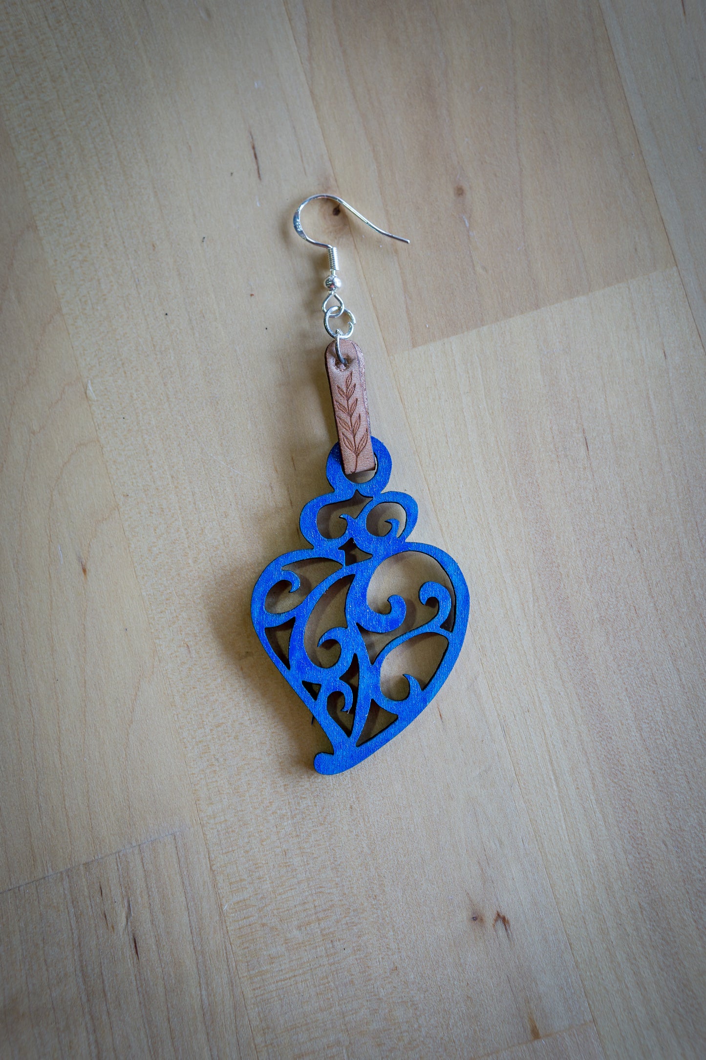 Brincos de Madeira com Coração de Viana, Detalhes em Couro e Realce Azul
