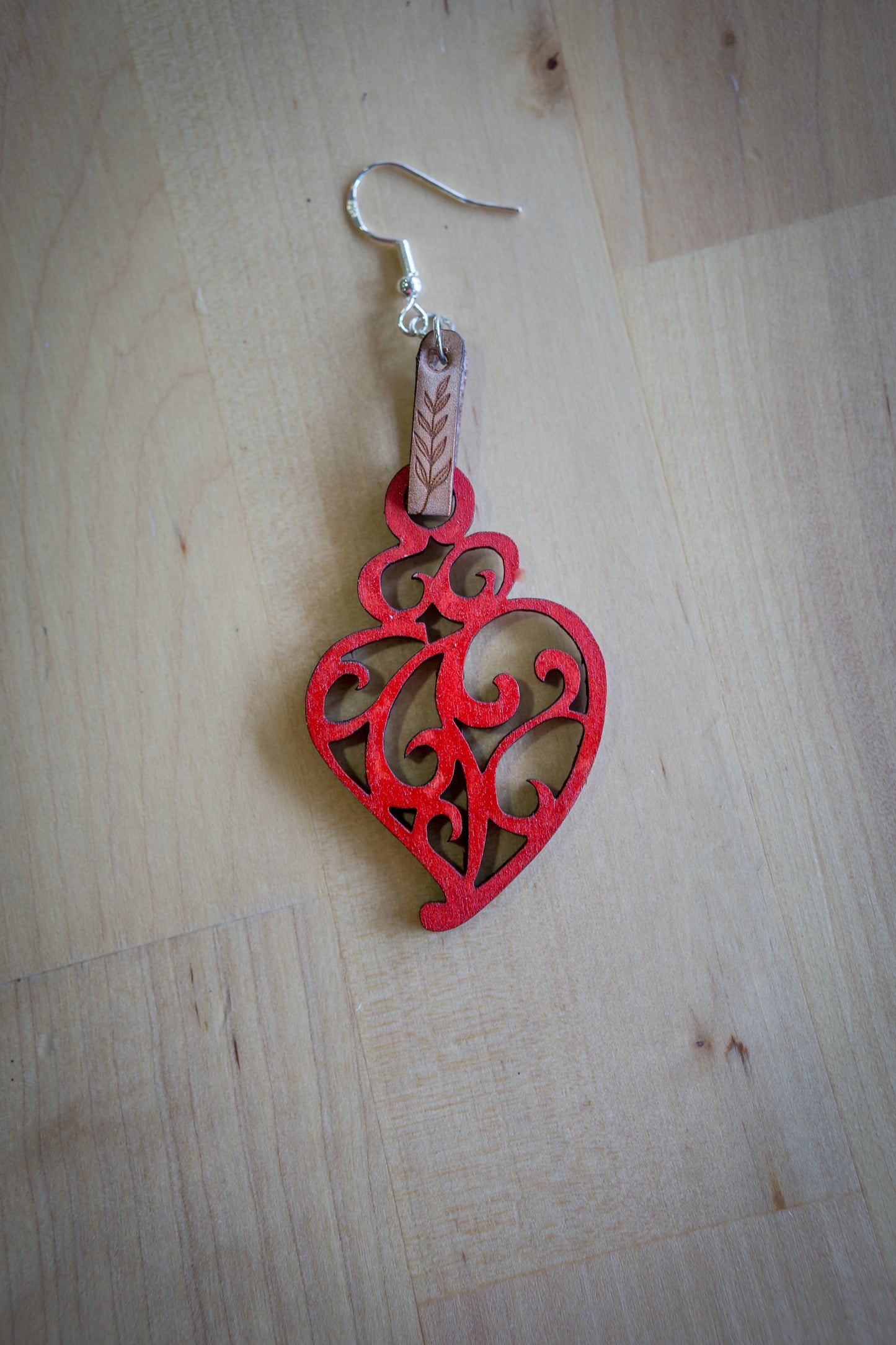 Brincos de Madeira com Coração de Viana, Detalhes em Couro e Realce vermelho