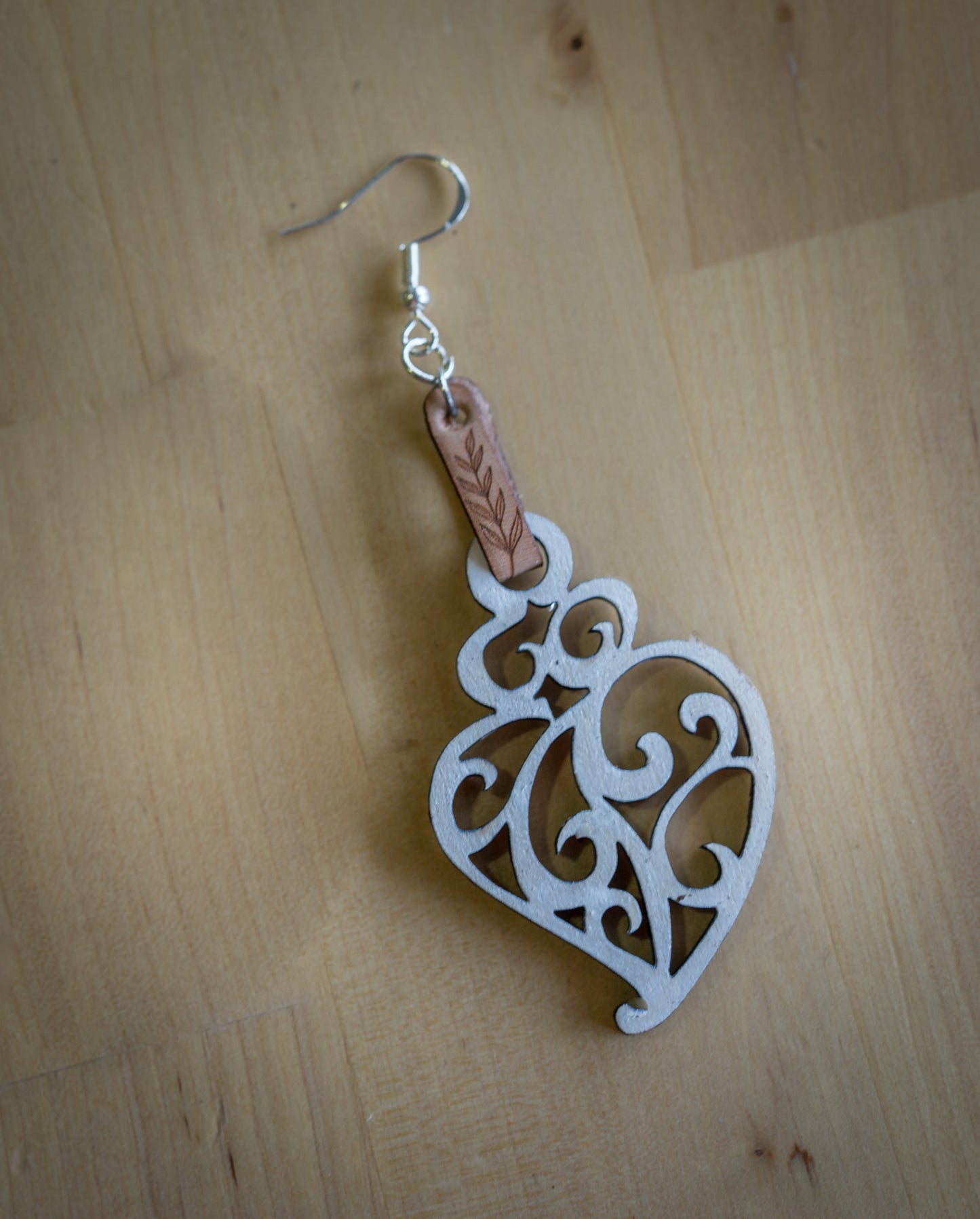 Brincos de Madeira com Coração de Viana, Detalhes em Couro e Realce branco
