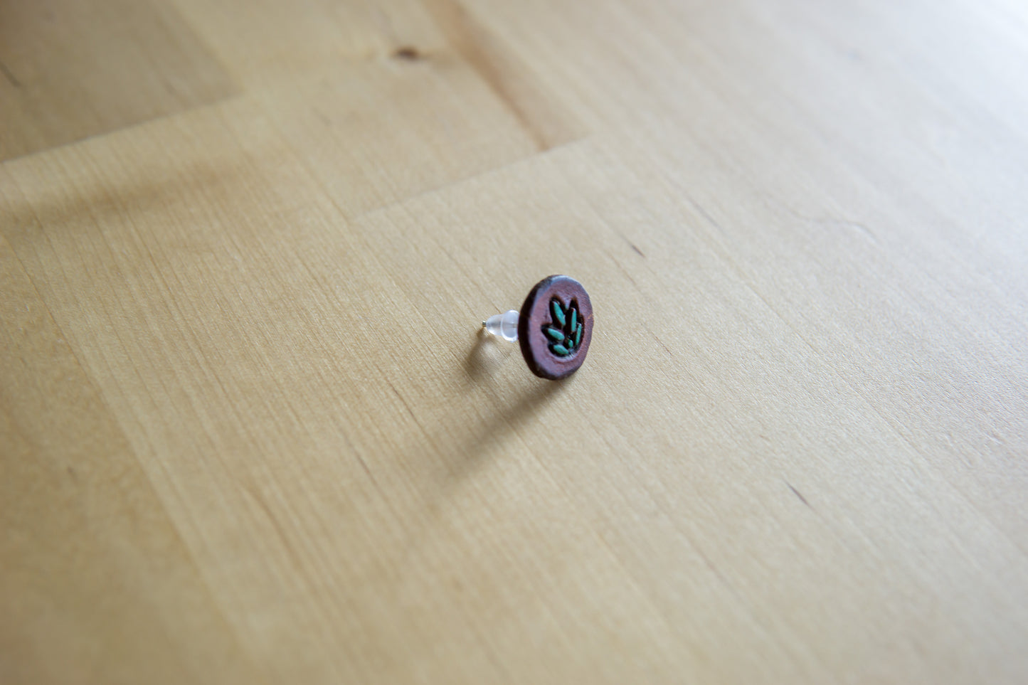 Brincos de Couro Artesanal com Detalhe de Folha - Design Minimalista