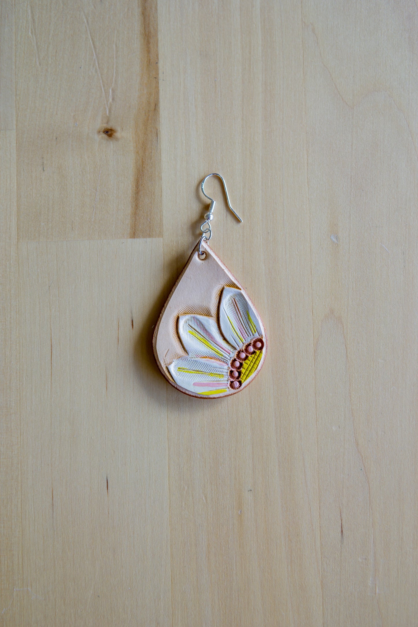 Brincos de Couro Artesanal com Flor Pintada à Mão - Elegância Natural