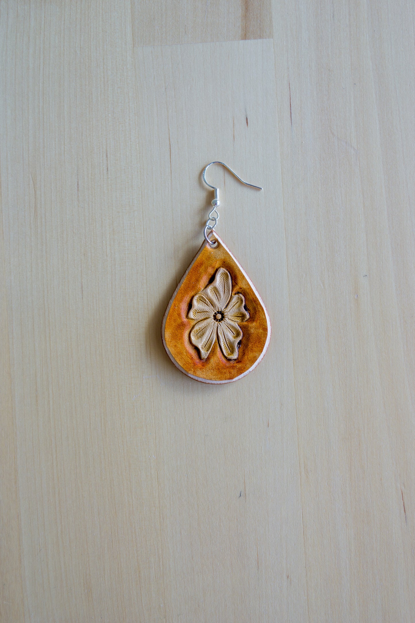 Brincos em Couro com Flor Gravada – Beleza Natural e Artesanal