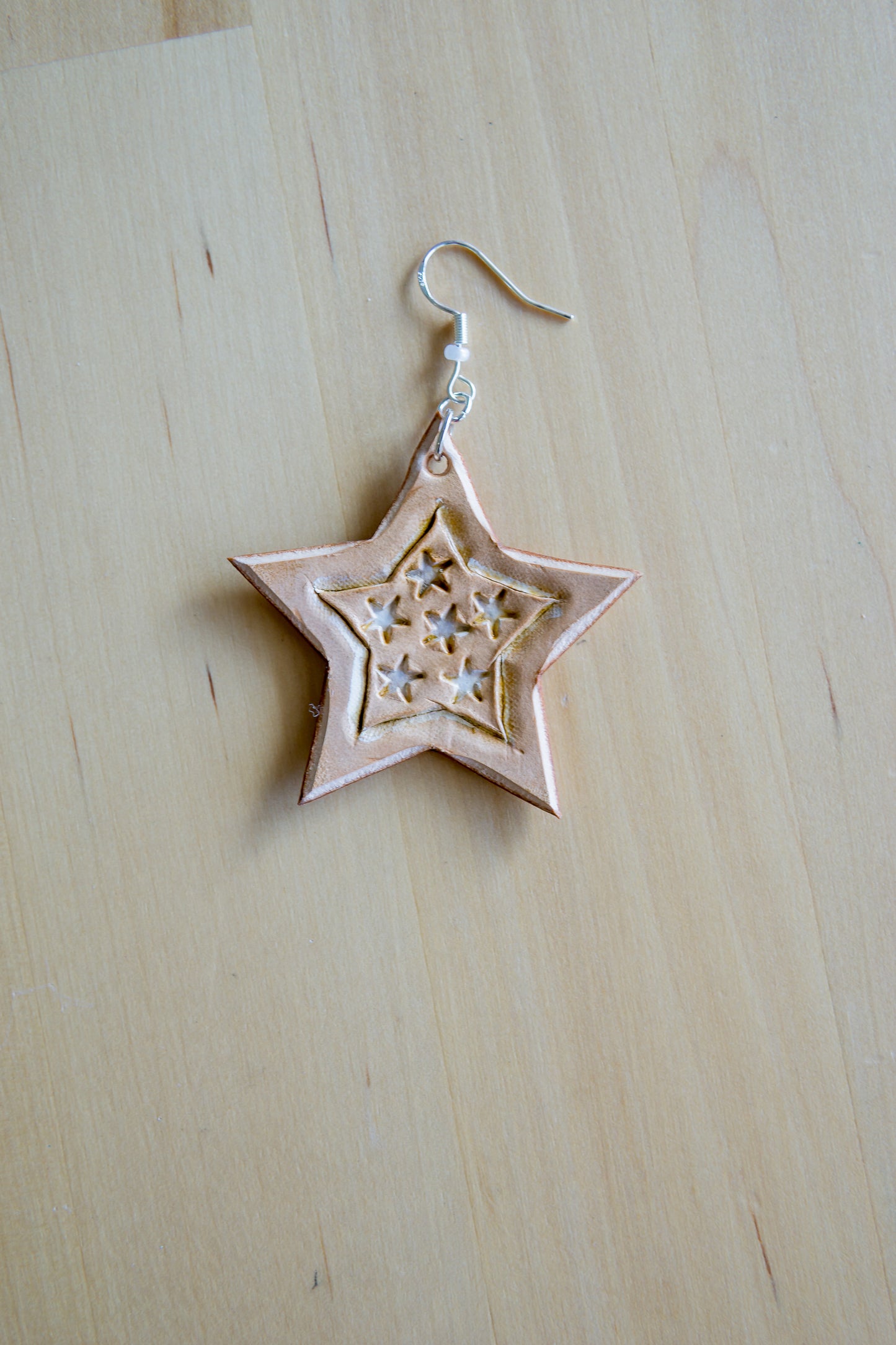 Brincos em Couro em Forma de Estrela – Brilha com Estilo Único