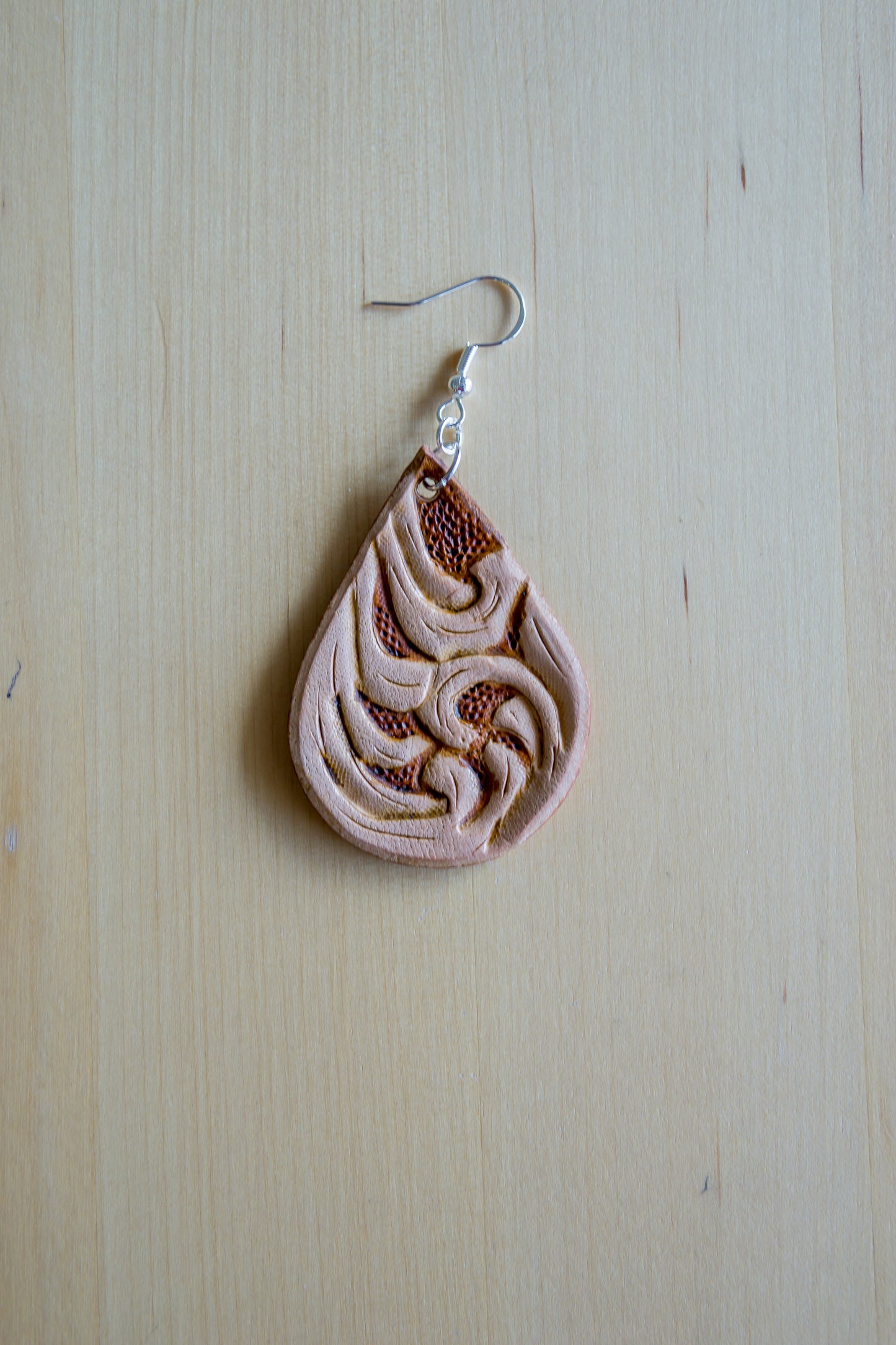 Brincos Artesanais em Couro com Entalhe Tribal – Feitos à Mão