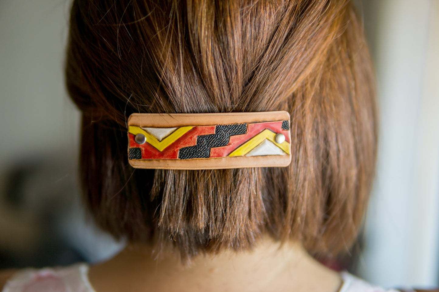 Gancho de Cabelo em Couro com Padrão Geométrico – Pintado à Mão