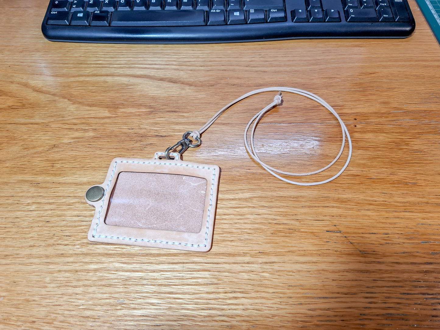 Porte-carte d'identité en cuir naturel : élégance et sécurité pour votre quotidien