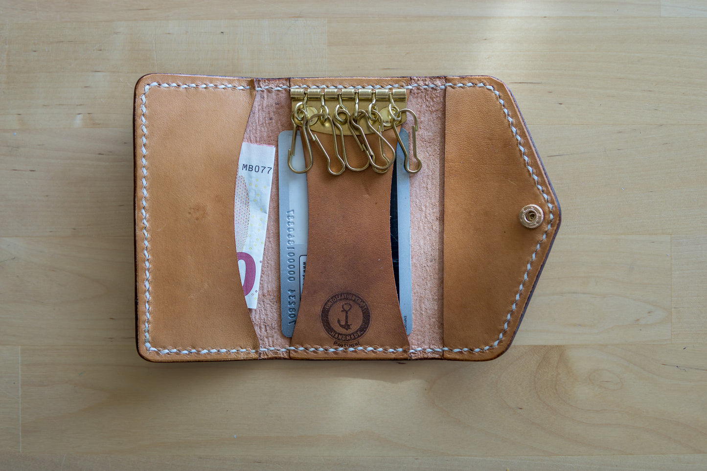 Porta-Chaves Artesanal de Couro "Flor do Pacífico"