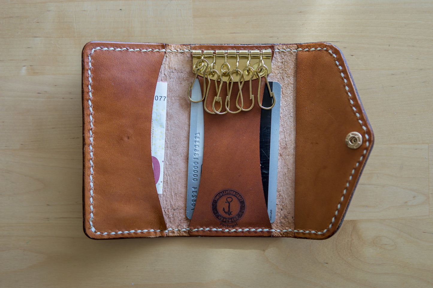 Porta-Chaves Artesanal de Couro "Jardim Florido"