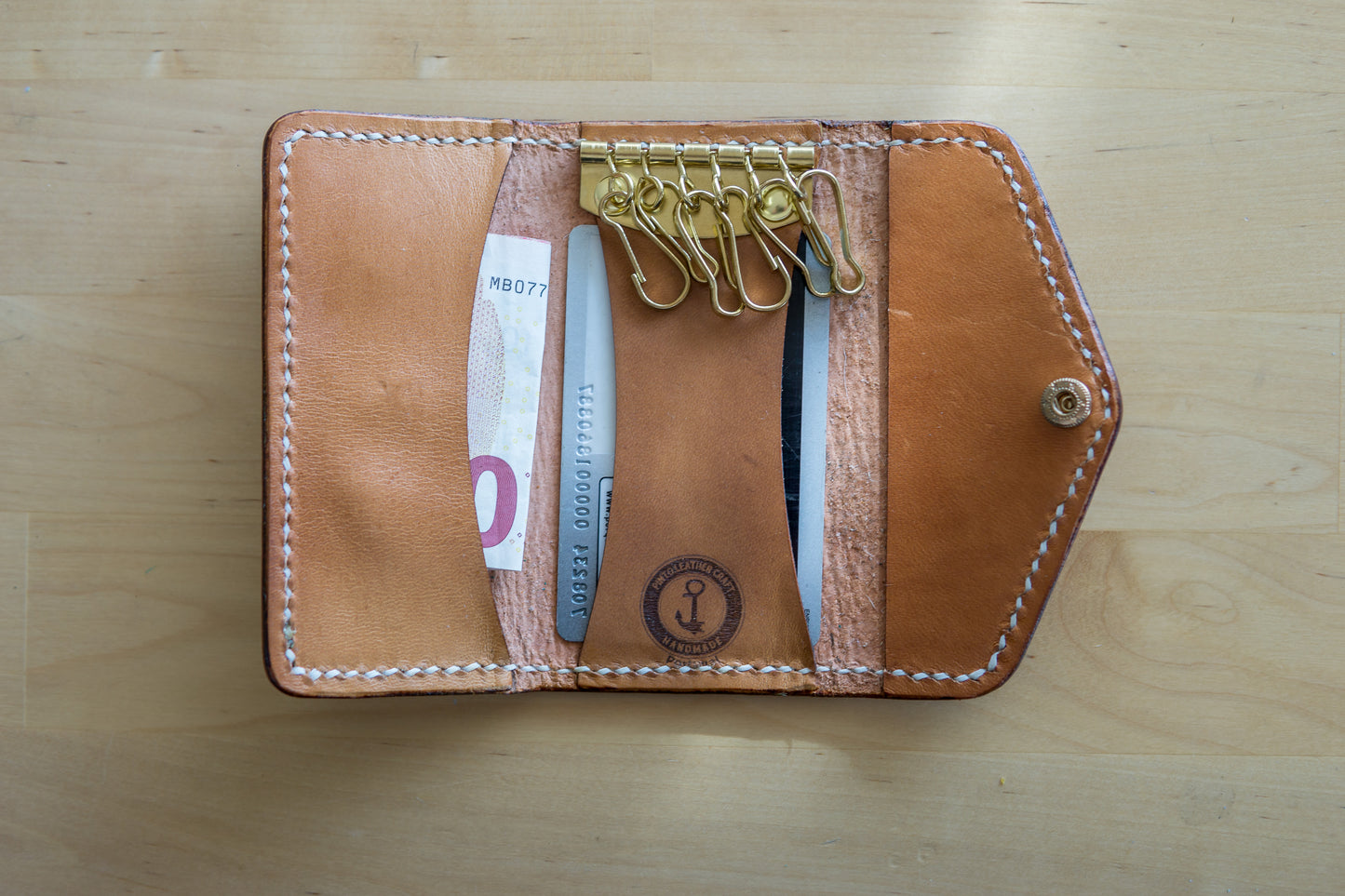 Porta-Chaves Artesanal de Couro "Arabescos Florais"