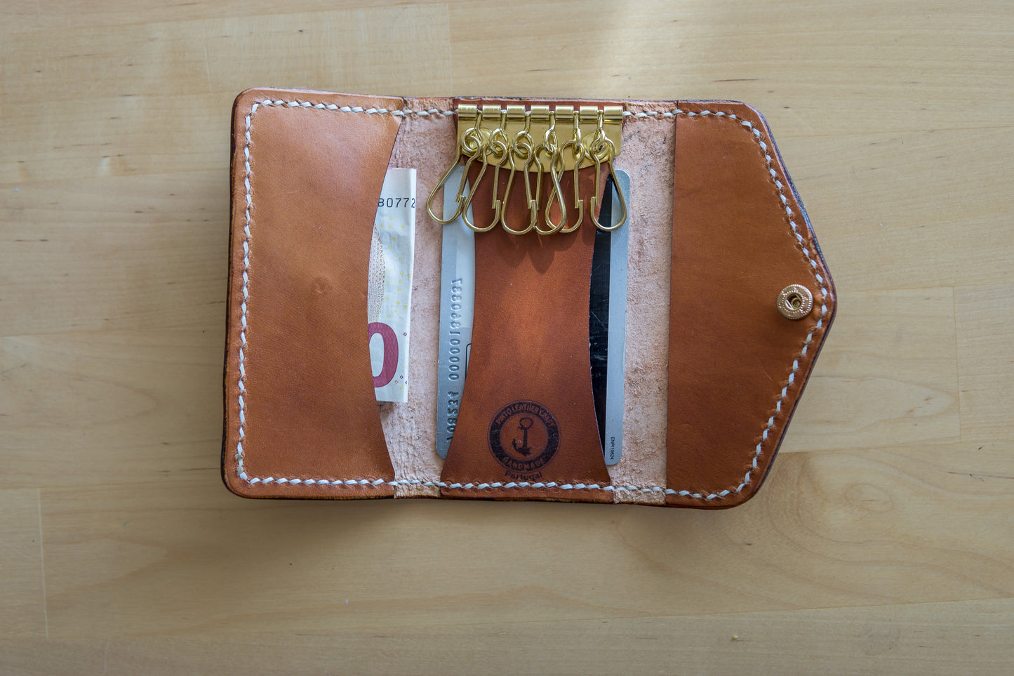 Porta-Chaves Artesanal de Couro "Clássico Floral"