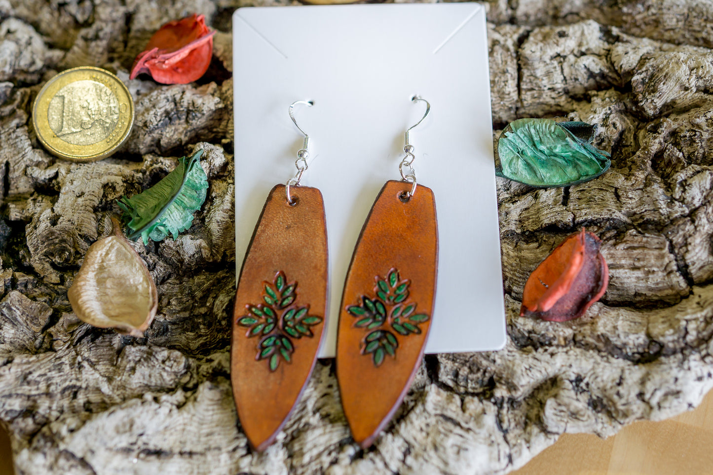 Brincos de couro em formato de prancha de surf com motivos florais feitos à mão na cor verde