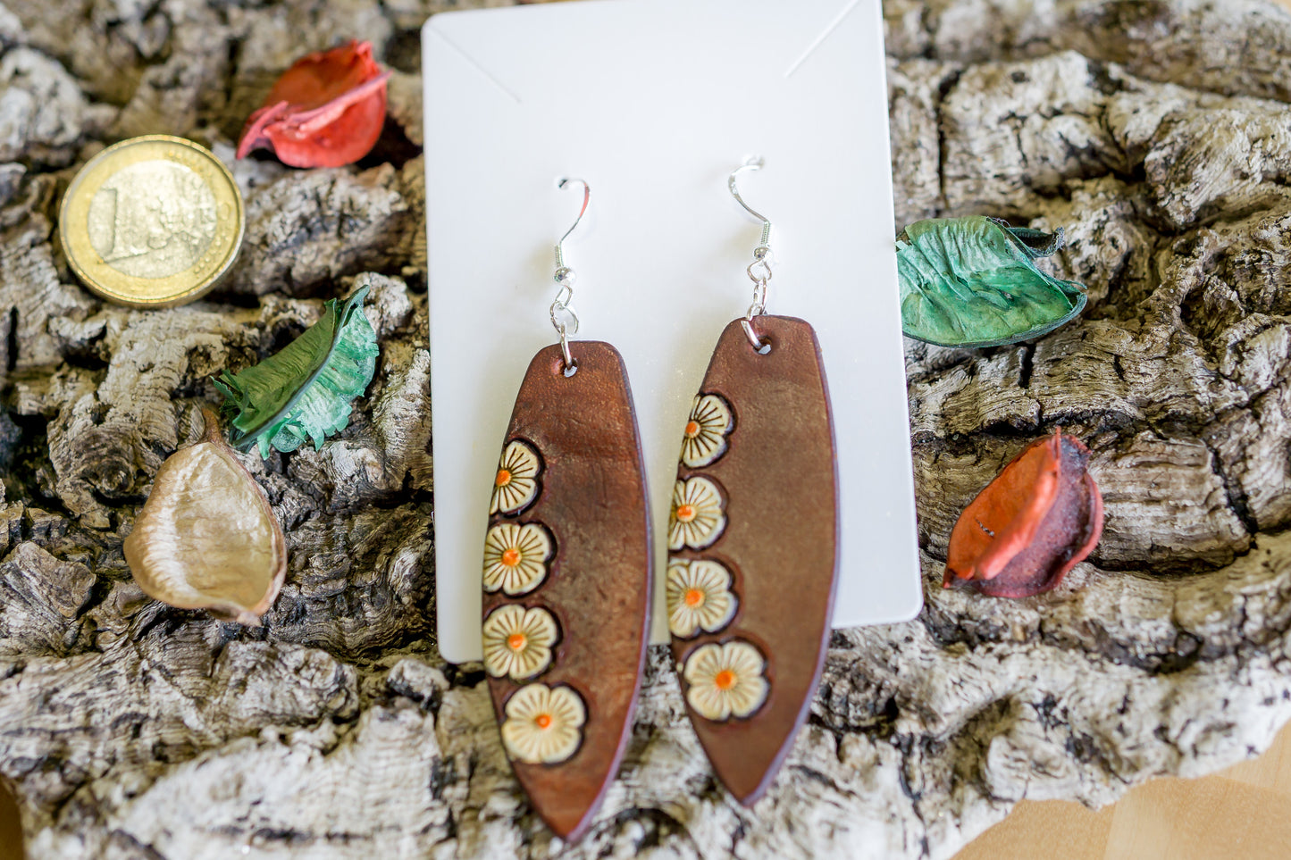 Brincos de couro em formato de prancha de surf com motivos florais feitos à mão na cor branca