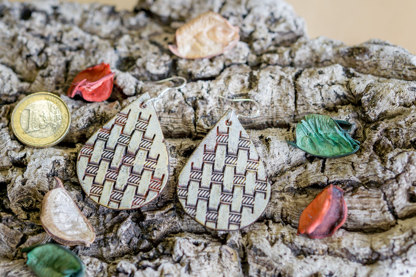 Brincos de couro em formato gota com motivos cestaria feitos à mão na cor branca