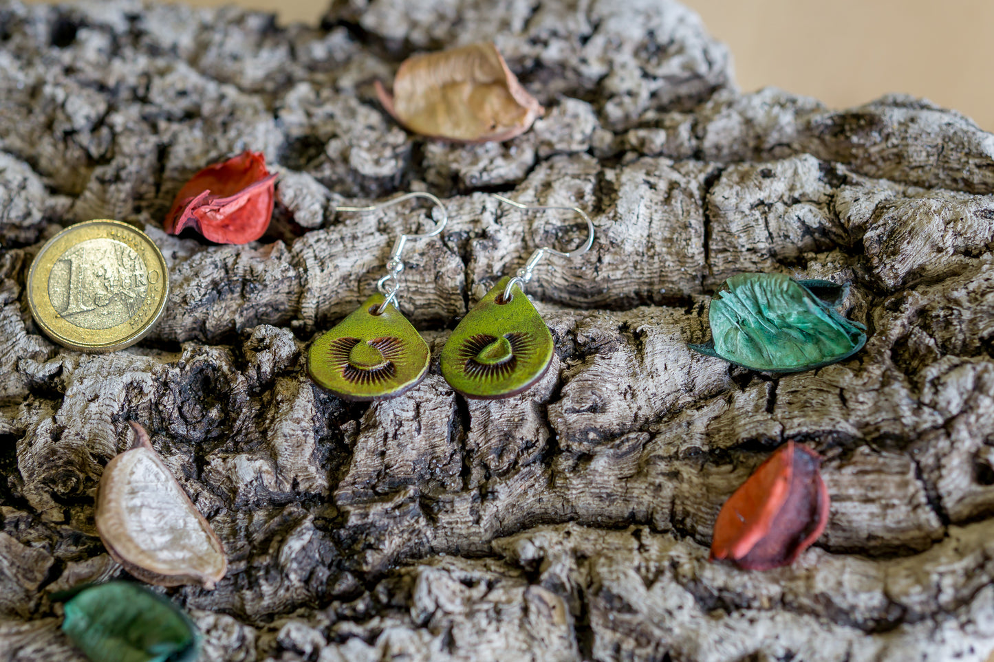 Brincos de couro em formato gota com motivos abstratos feitos à mão na cor amarela