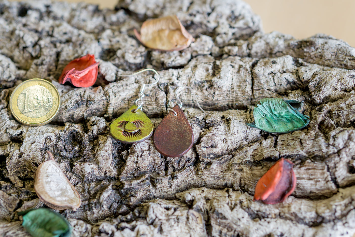 Brincos de couro em formato gota com motivos abstratos feitos à mão na cor amarela