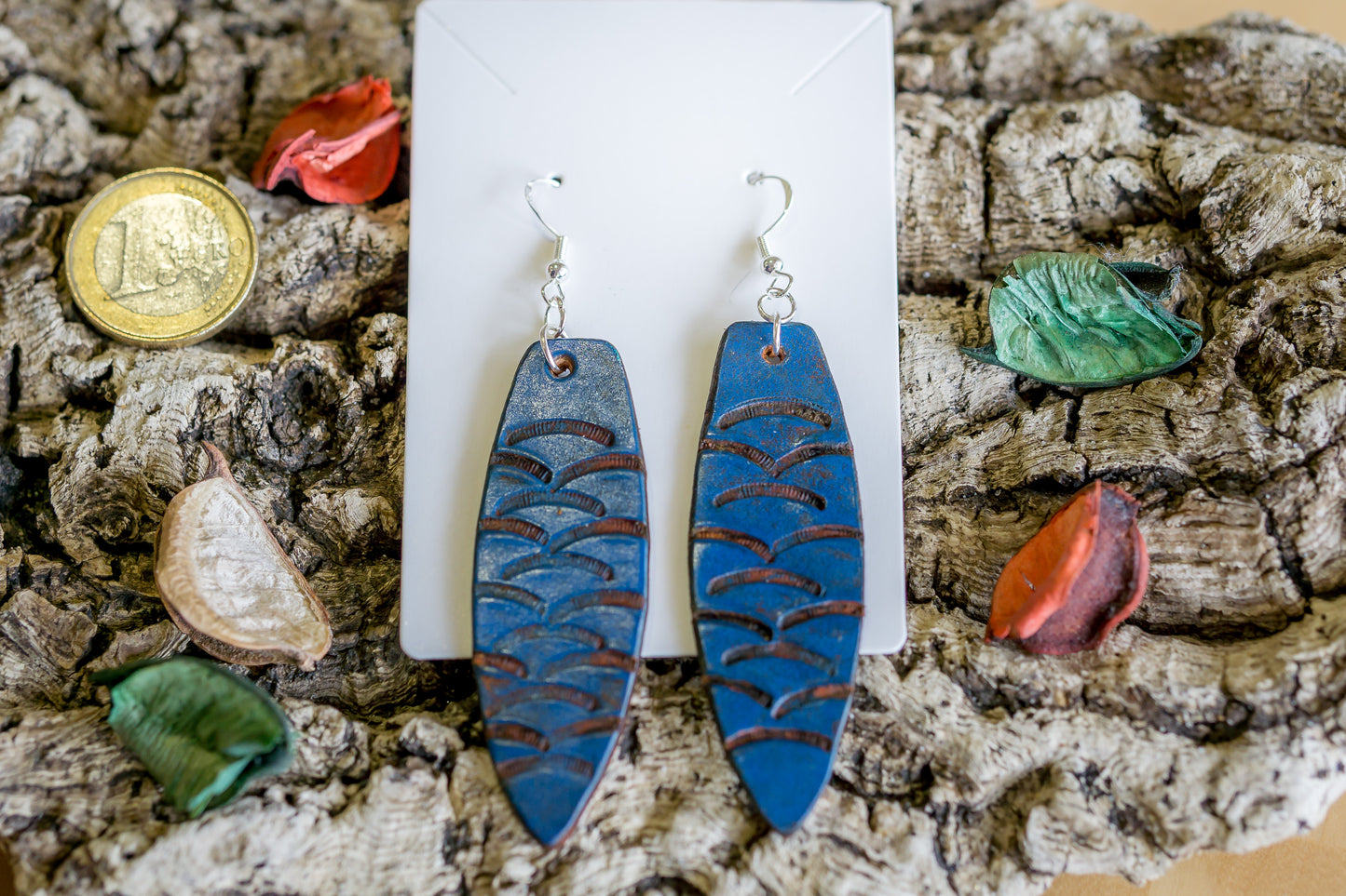 Brincos de couro em formato prancha de surf com motivos abstratos feitos à mão na cor azul
