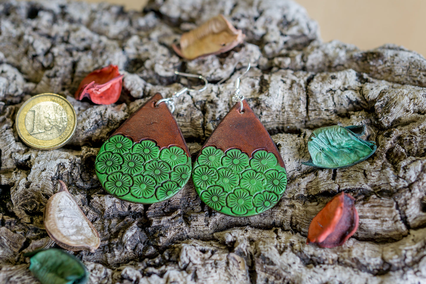Brincos de couro em formato gota com motivos florais feitos à mão na cor castanho e verde