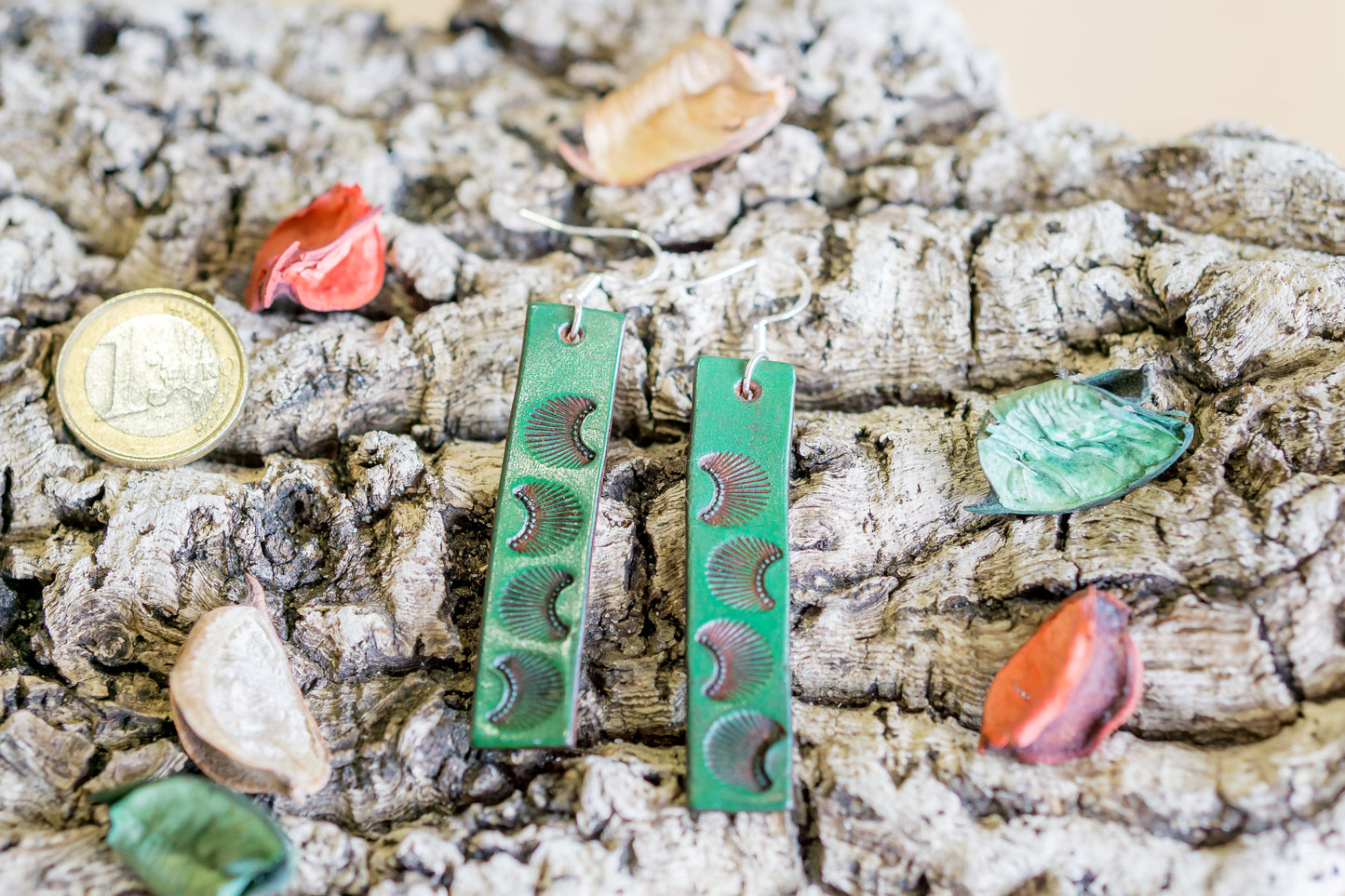 Brincos de couro em formato barra com motivos abstratos feitos à mão na cor verde