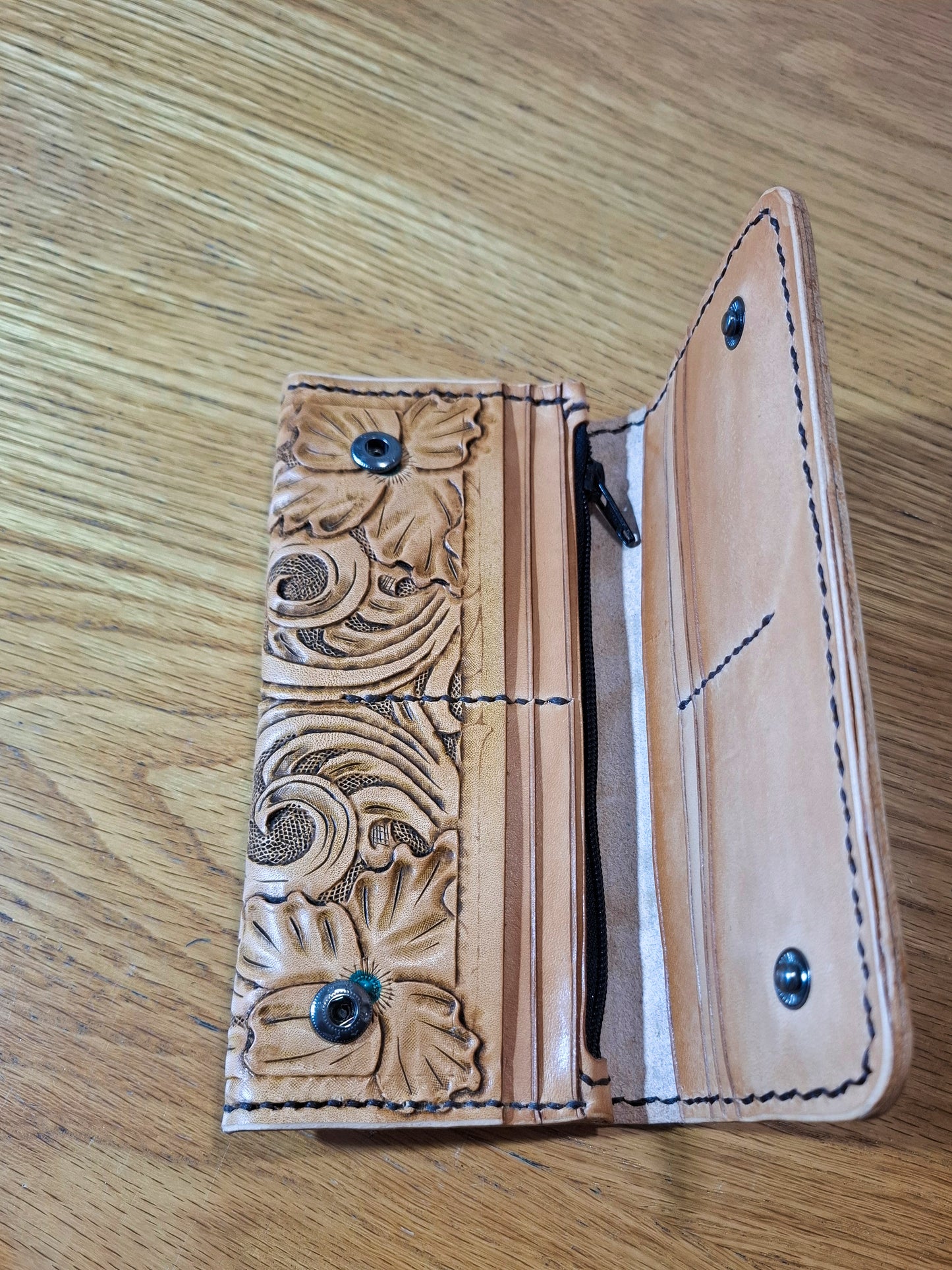 Women's Leather Wallet with Interlaced Pattern