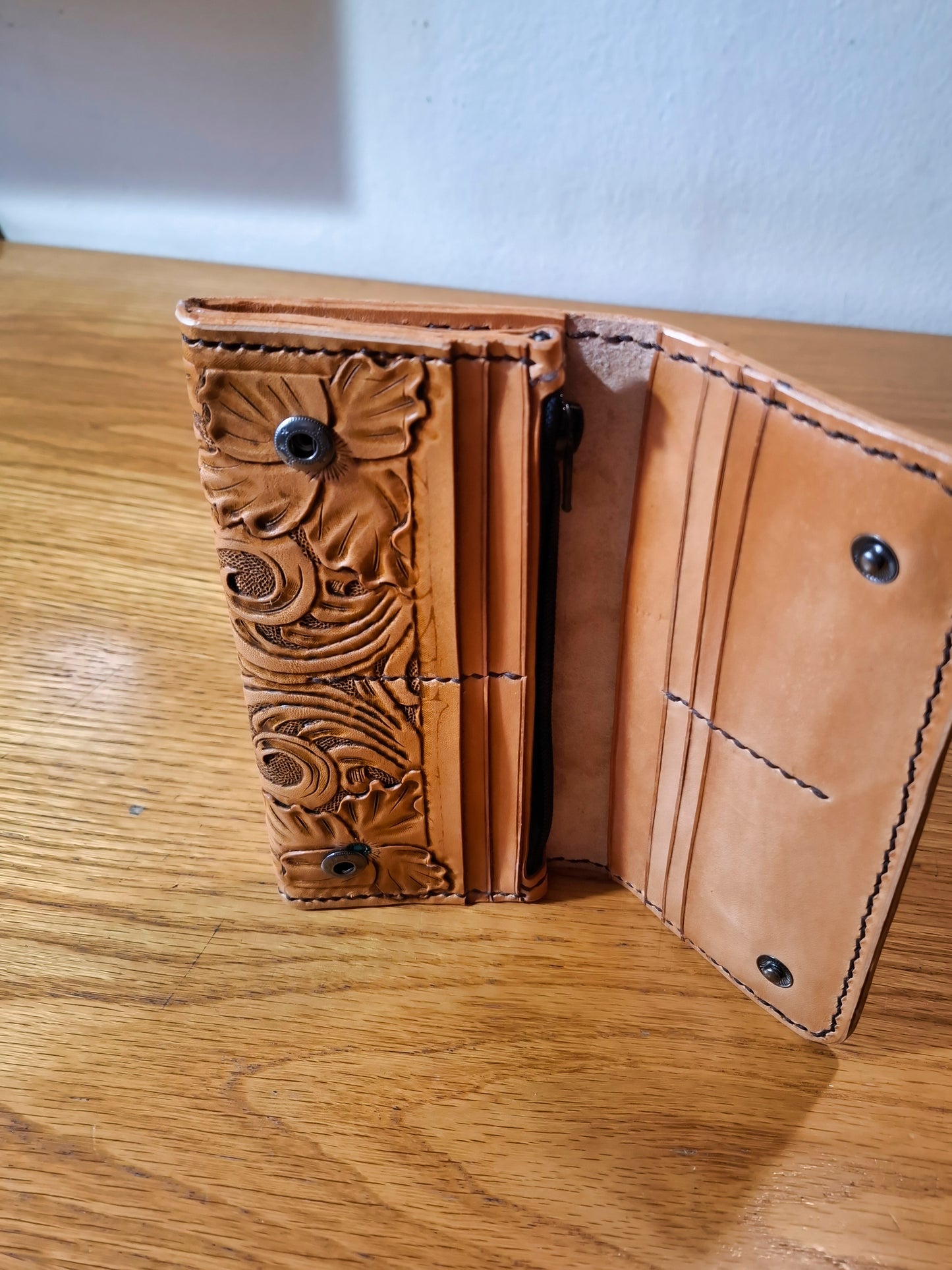 Women's Leather Wallet with Interlaced Pattern