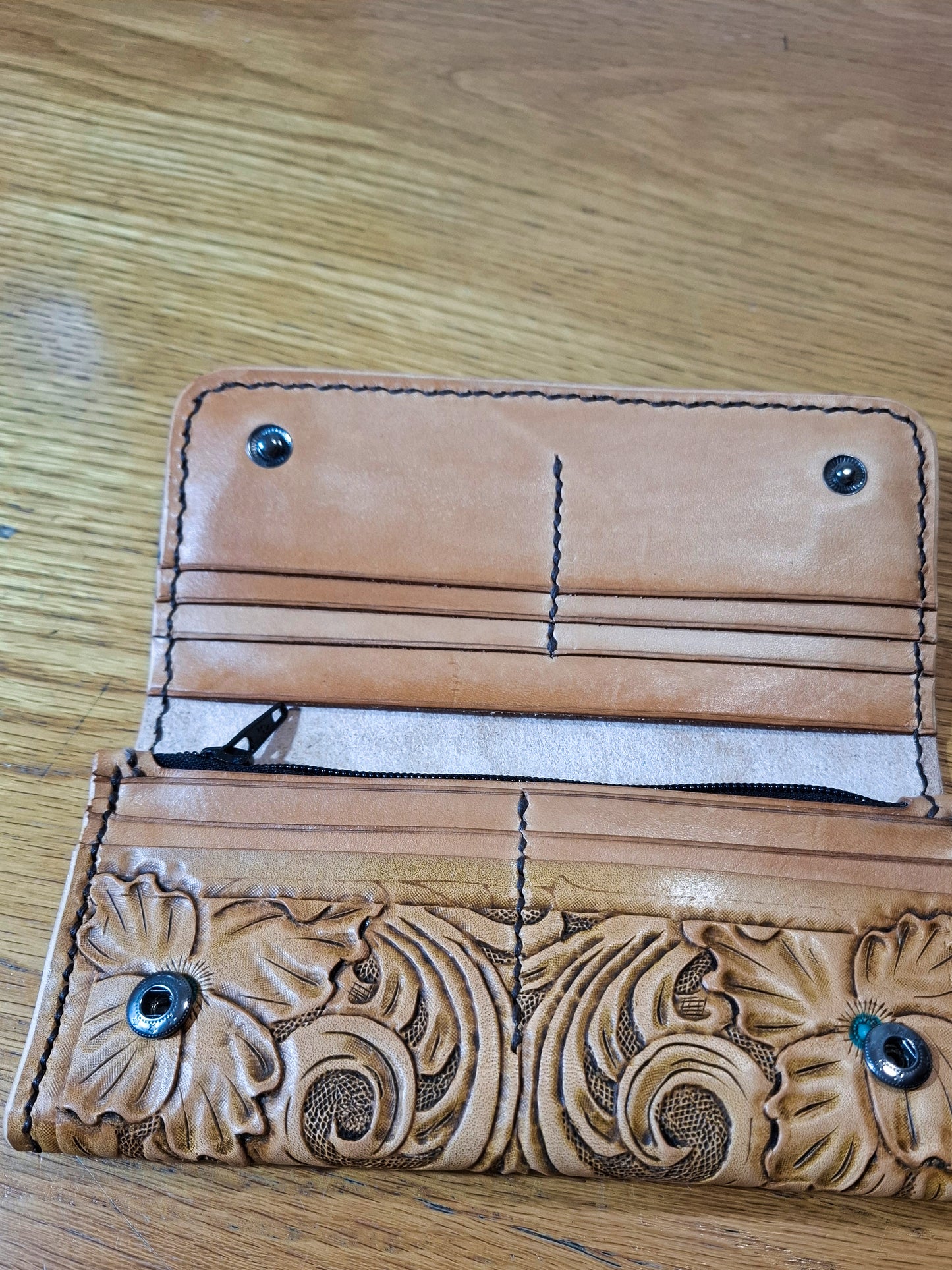 Women's Leather Wallet with Interlaced Pattern