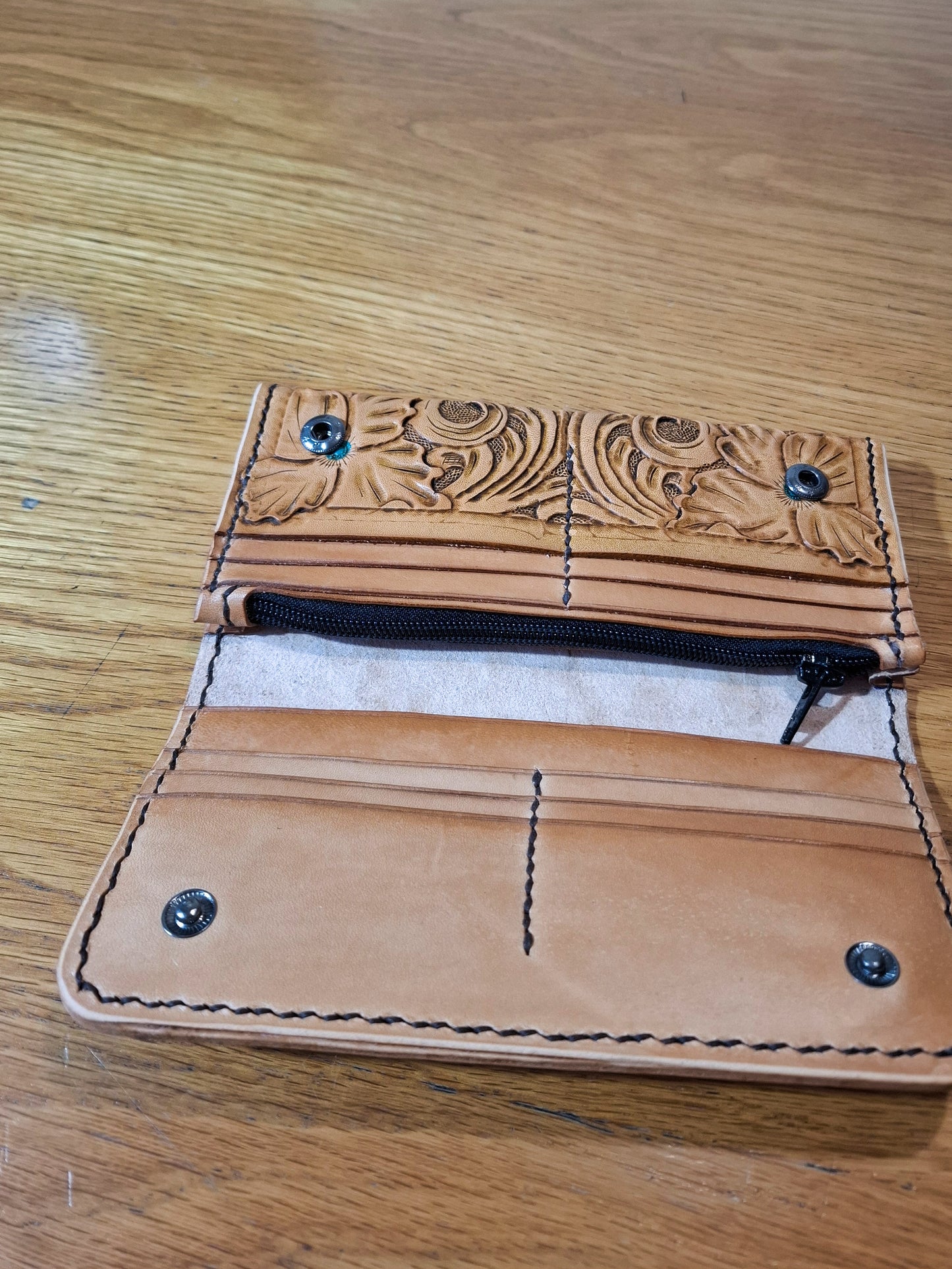 Women's Leather Wallet with Interlaced Pattern