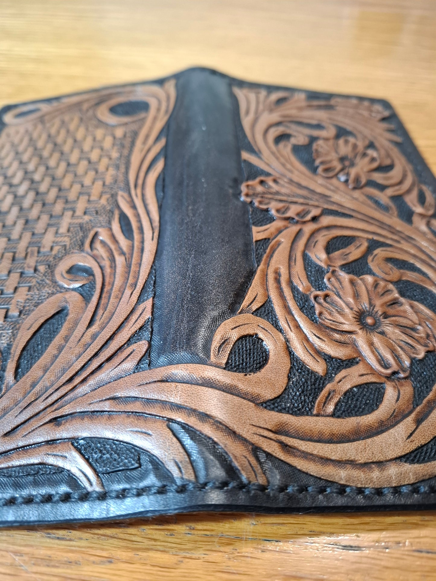 Carteira Masculina Artesanal em Couro Trabalhada à Mão
