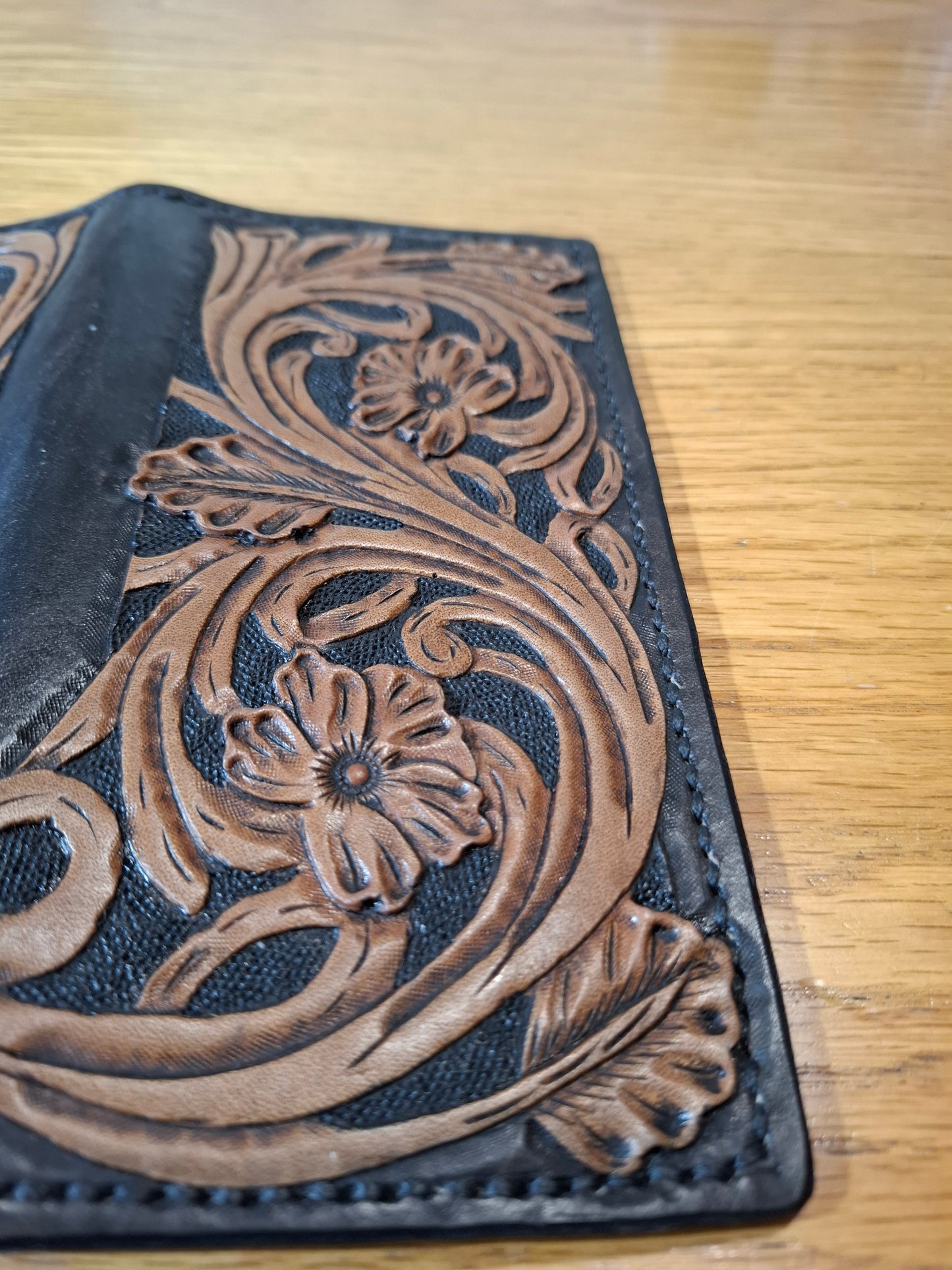 Carteira Masculina Artesanal em Couro Trabalhada à Mão