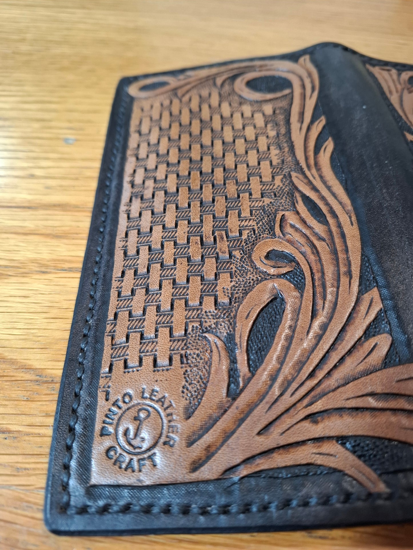 Carteira Masculina Artesanal em Couro Trabalhada à Mão