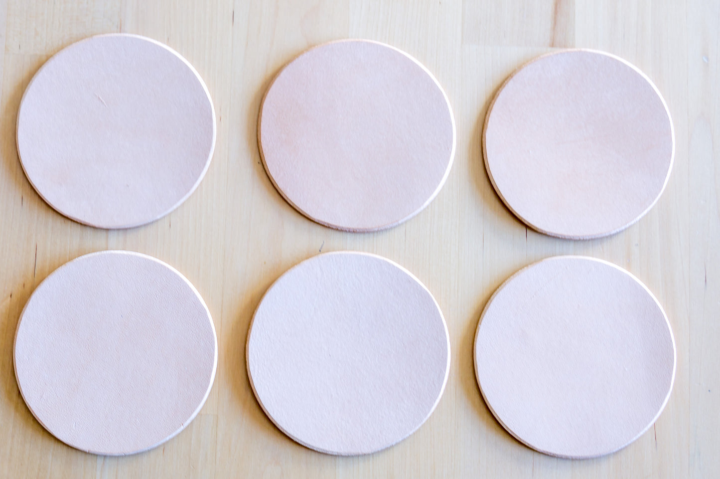 Conjunto de 6 Bases para Copos em Couro Artesanal com Suporte – Mesa Completa