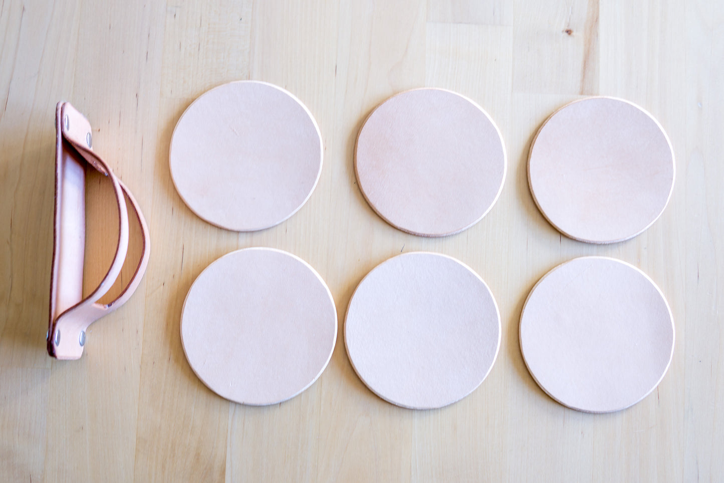 Conjunto de 6 Bases para Copos em Couro Artesanal com Suporte – Mesa Completa