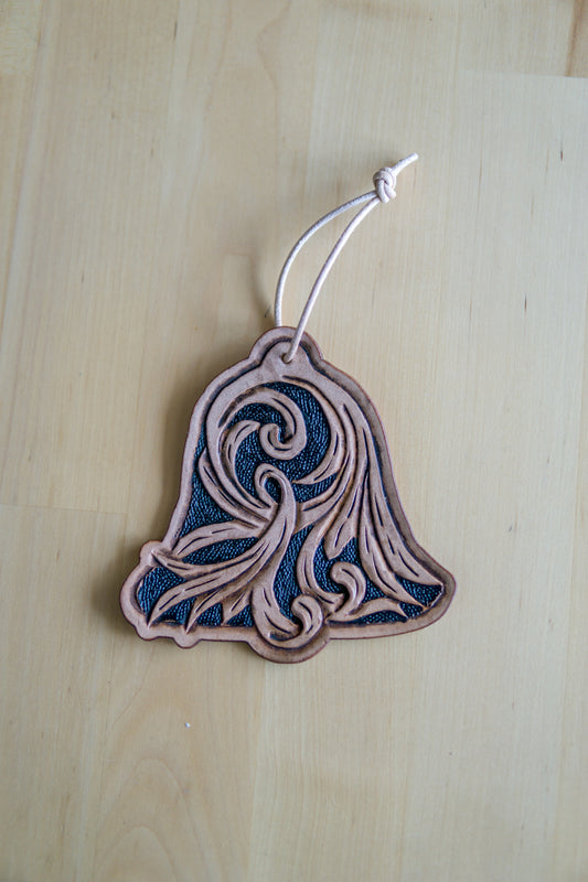 Sino de Natal em Couro com Motivos Florais