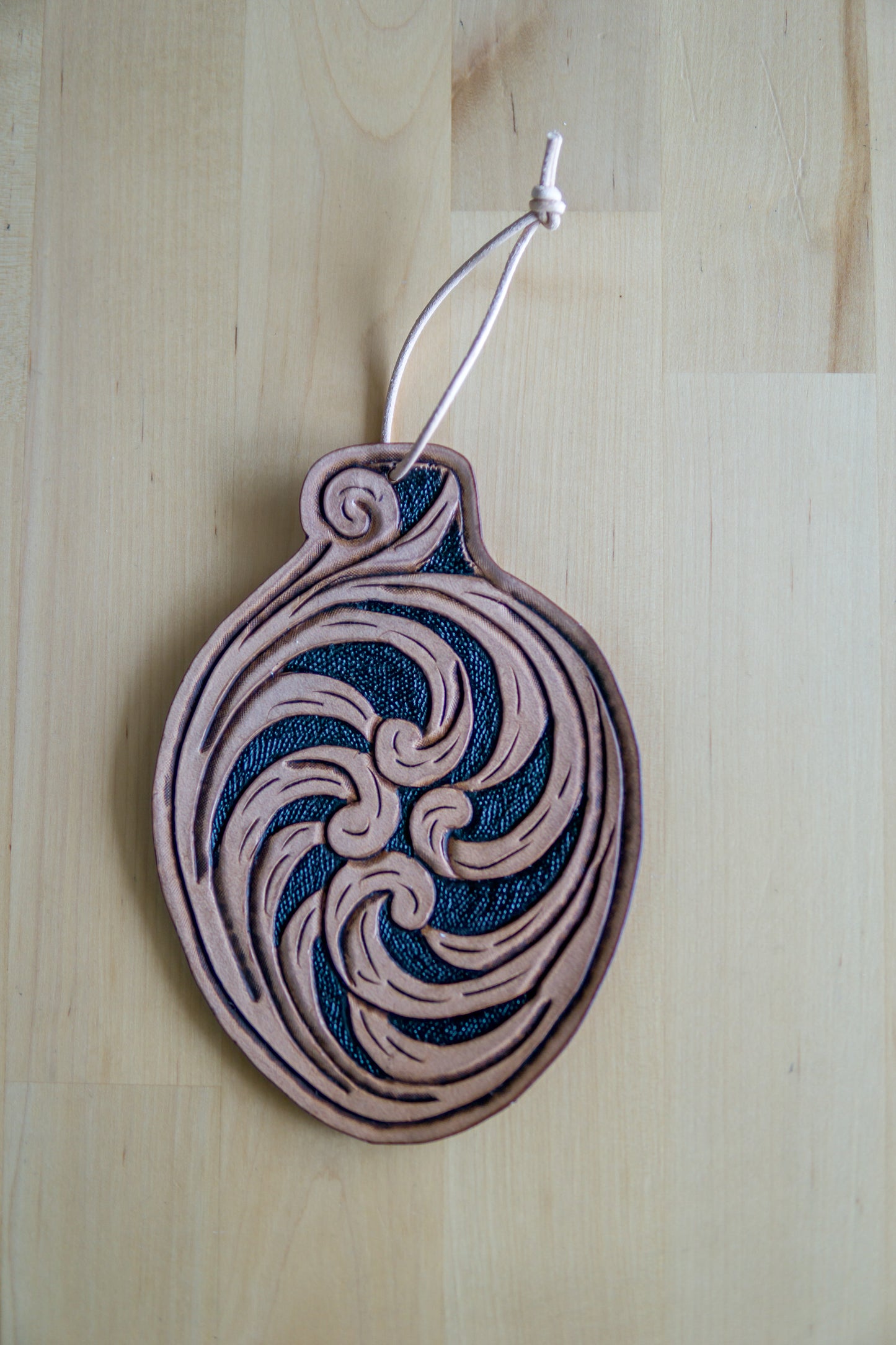 Bola de Natal em Couro com Relevo Floral