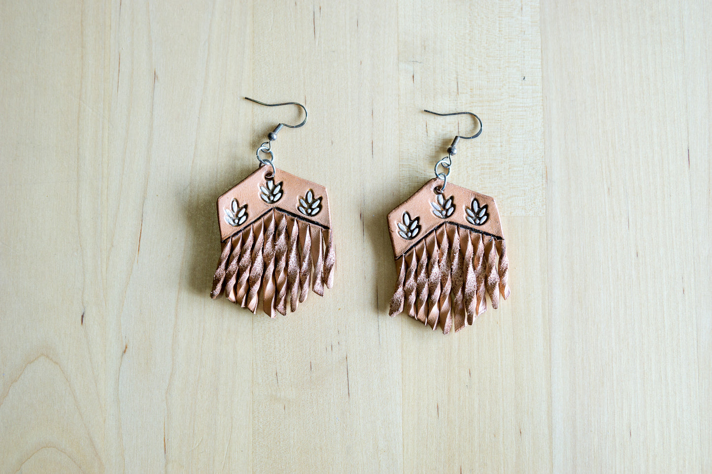 Brincos artesanais de couro formato alongado – motivos entrançados