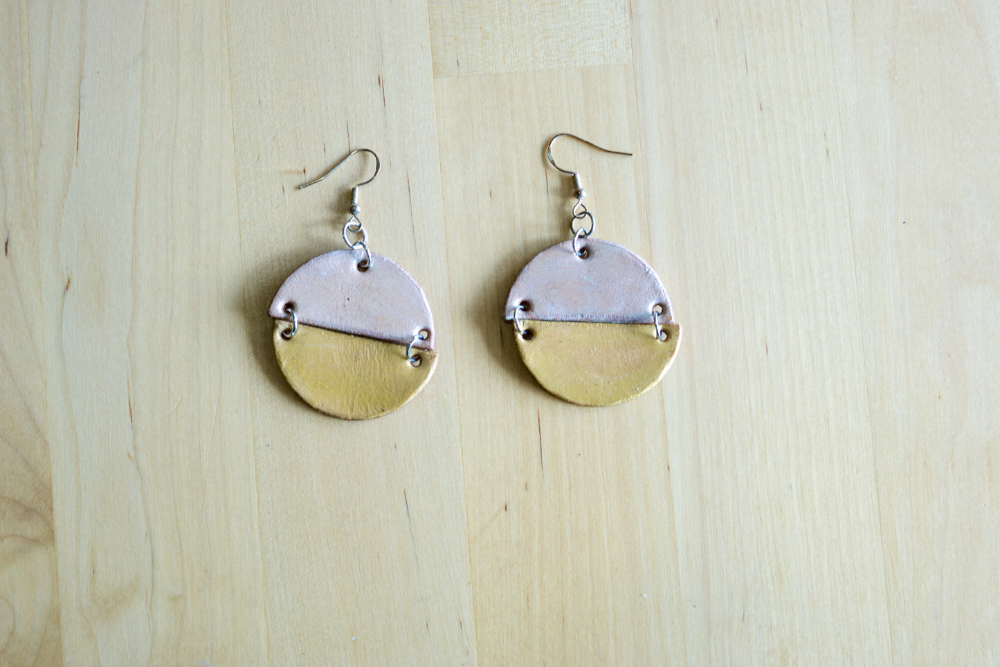 Brincos artesanais de couro formato meio círculo – dourado e prateado