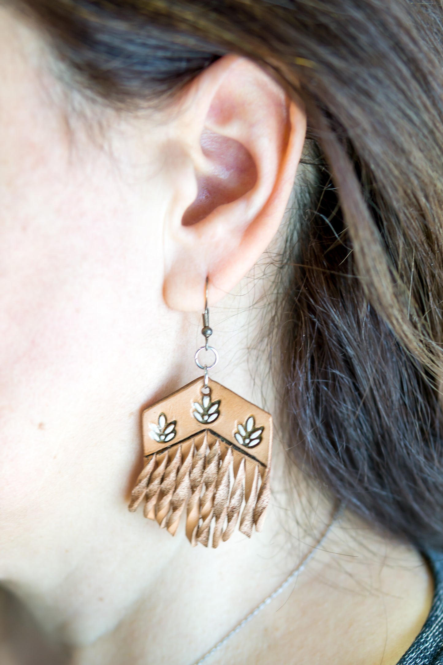 Brincos artesanais de couro formato alongado – motivos entrançados