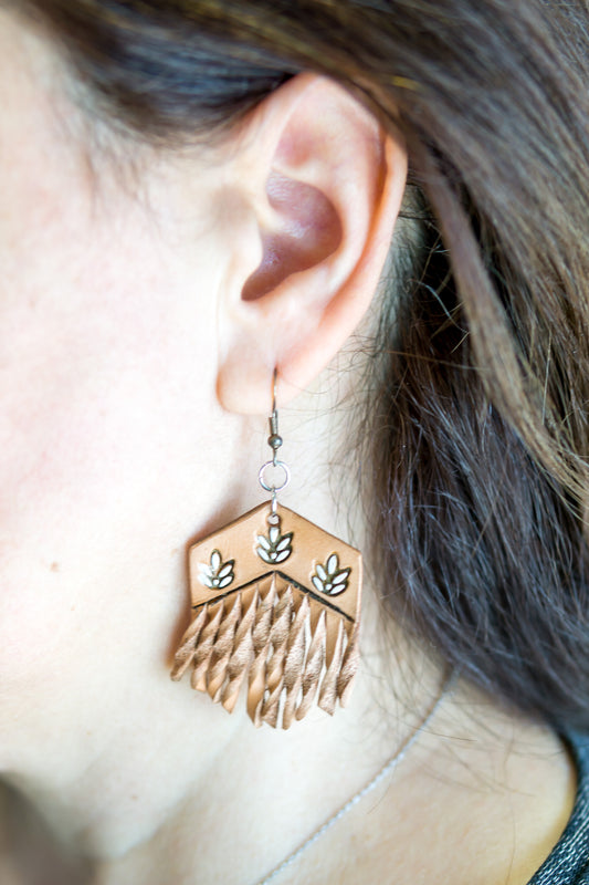 Brincos artesanais de couro formato alongado – motivos entrançados