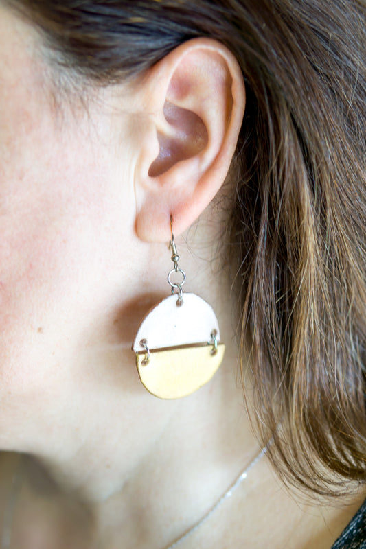 Brincos artesanais de couro formato meio círculo – dourado e prateado