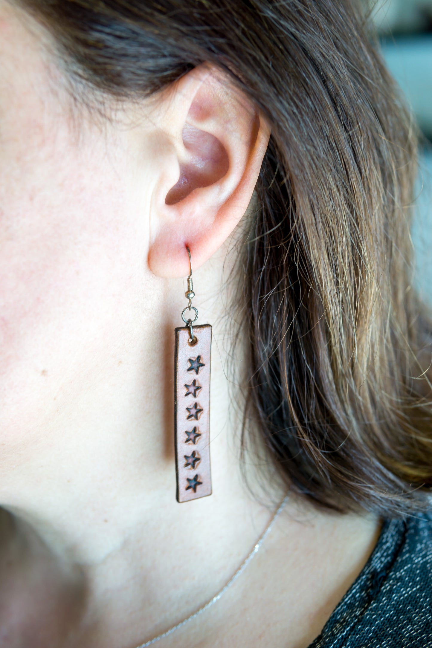 Brincos artesanais de couro formato barra – motivos abstratos laranja