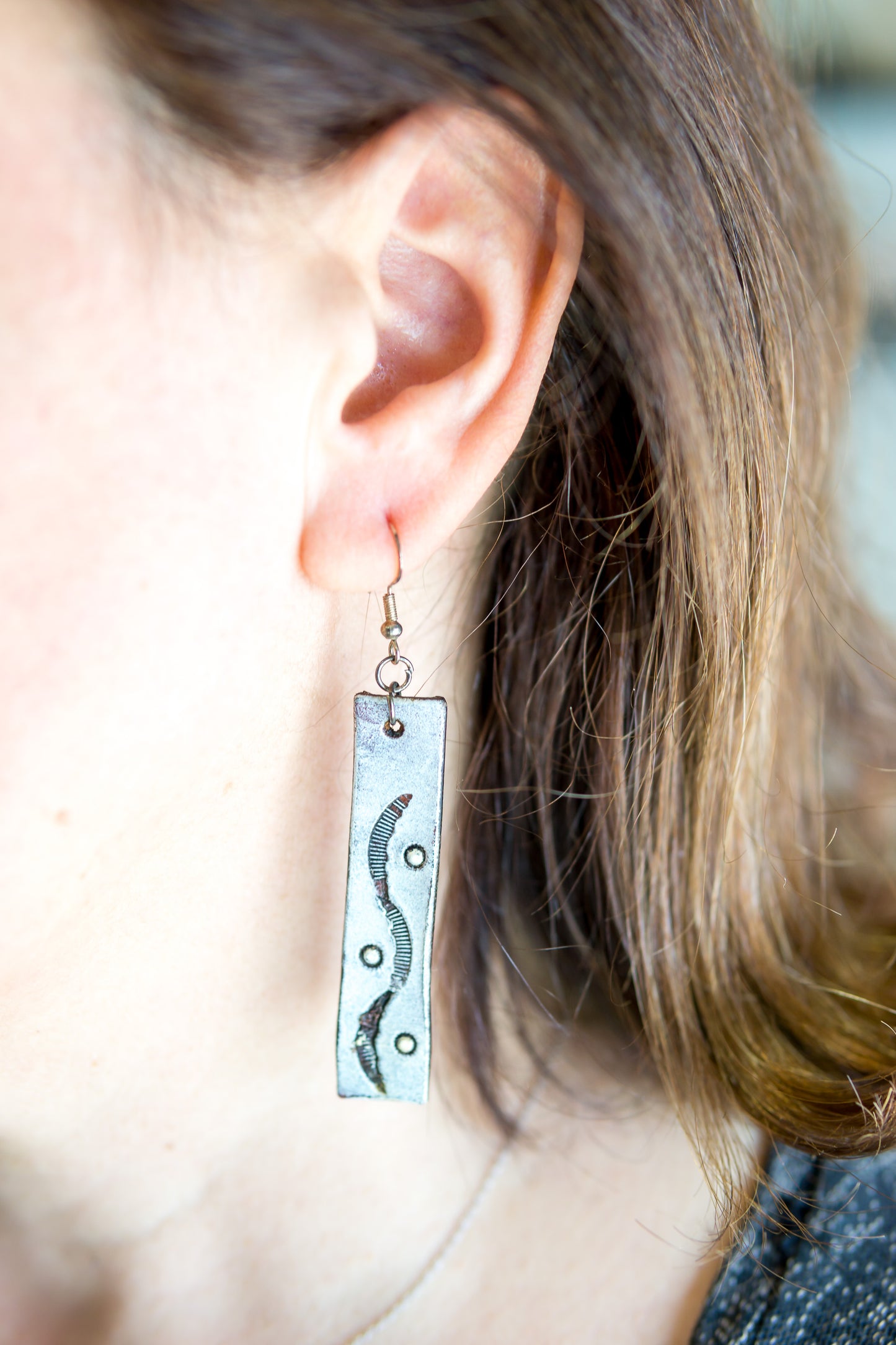 Brincos artesanais de couro formato barra – motivos abstratos turquesa e branco